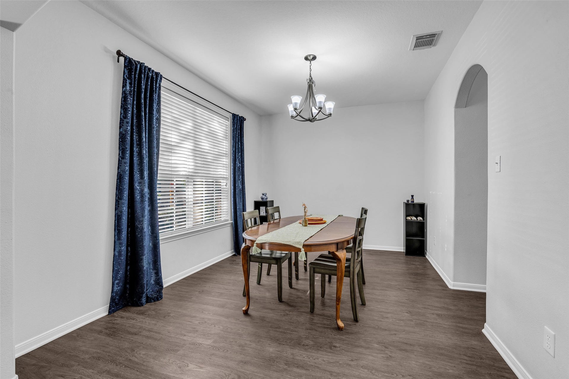 440 Magnolia Blossom, League City, TX 77573 Dining room to the left of entry. Dining table available to stay with the lease.