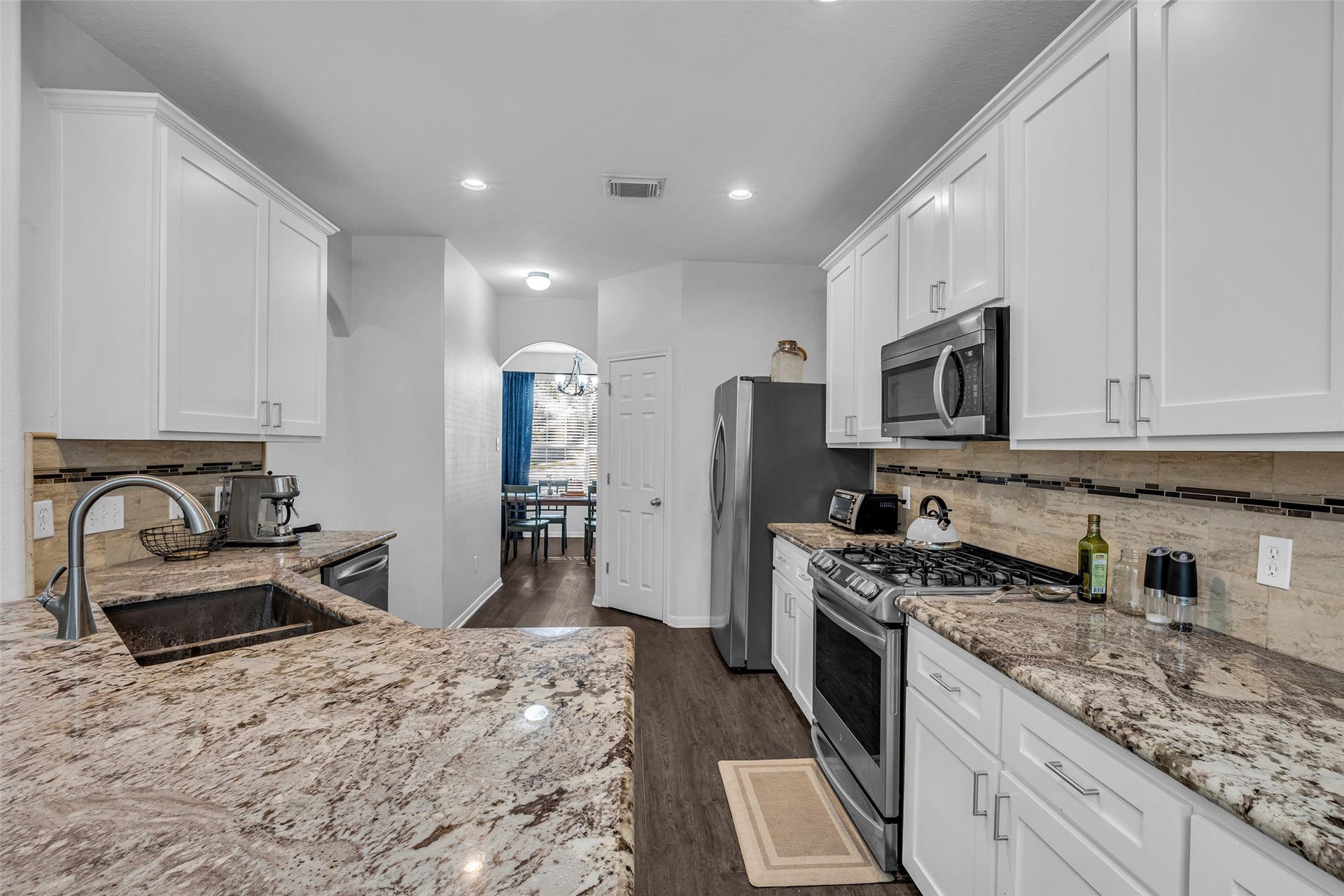 440 Magnolia Blossom, League City, TX 77573 All appliances included!