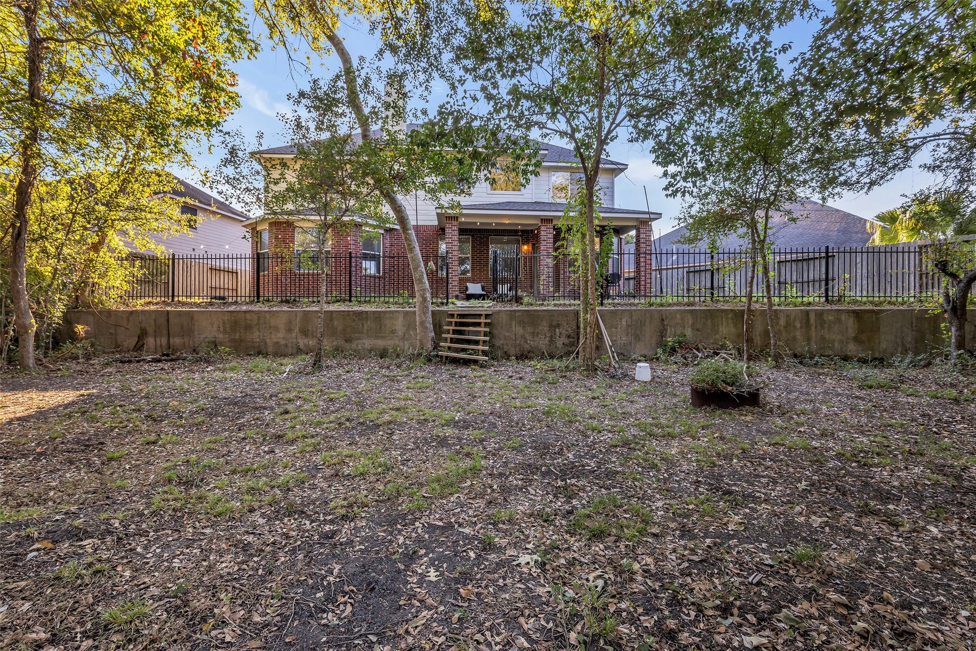 440 Magnolia Blossom, League City, TX 77573 What a bonus space you will not find anywhere else for lease.