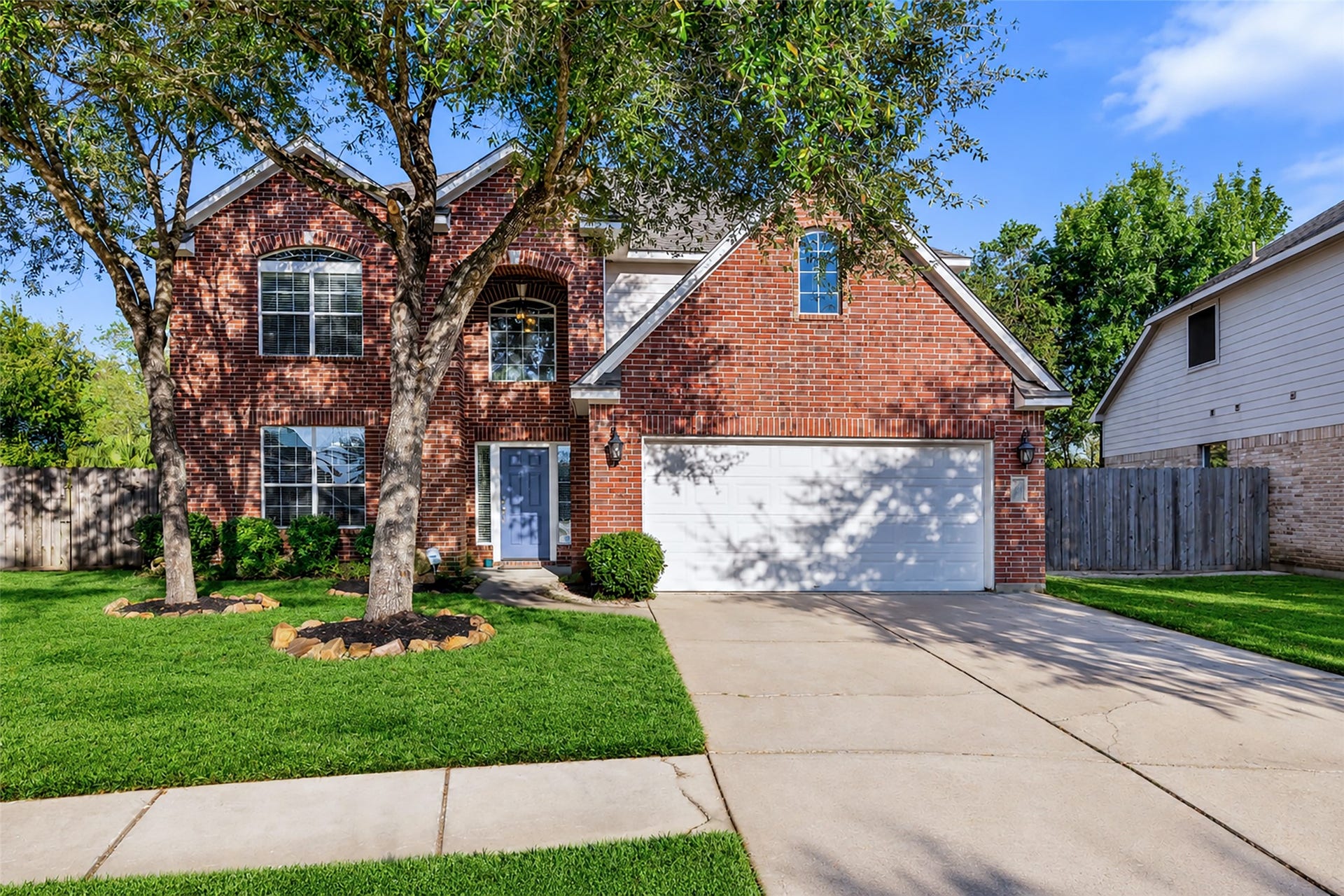 440 Magnolia Blossom, League City, TX 77573 Welcome to 440 Magnolia Blossom. Excellent location in highly sought after League City and CCISD schools.