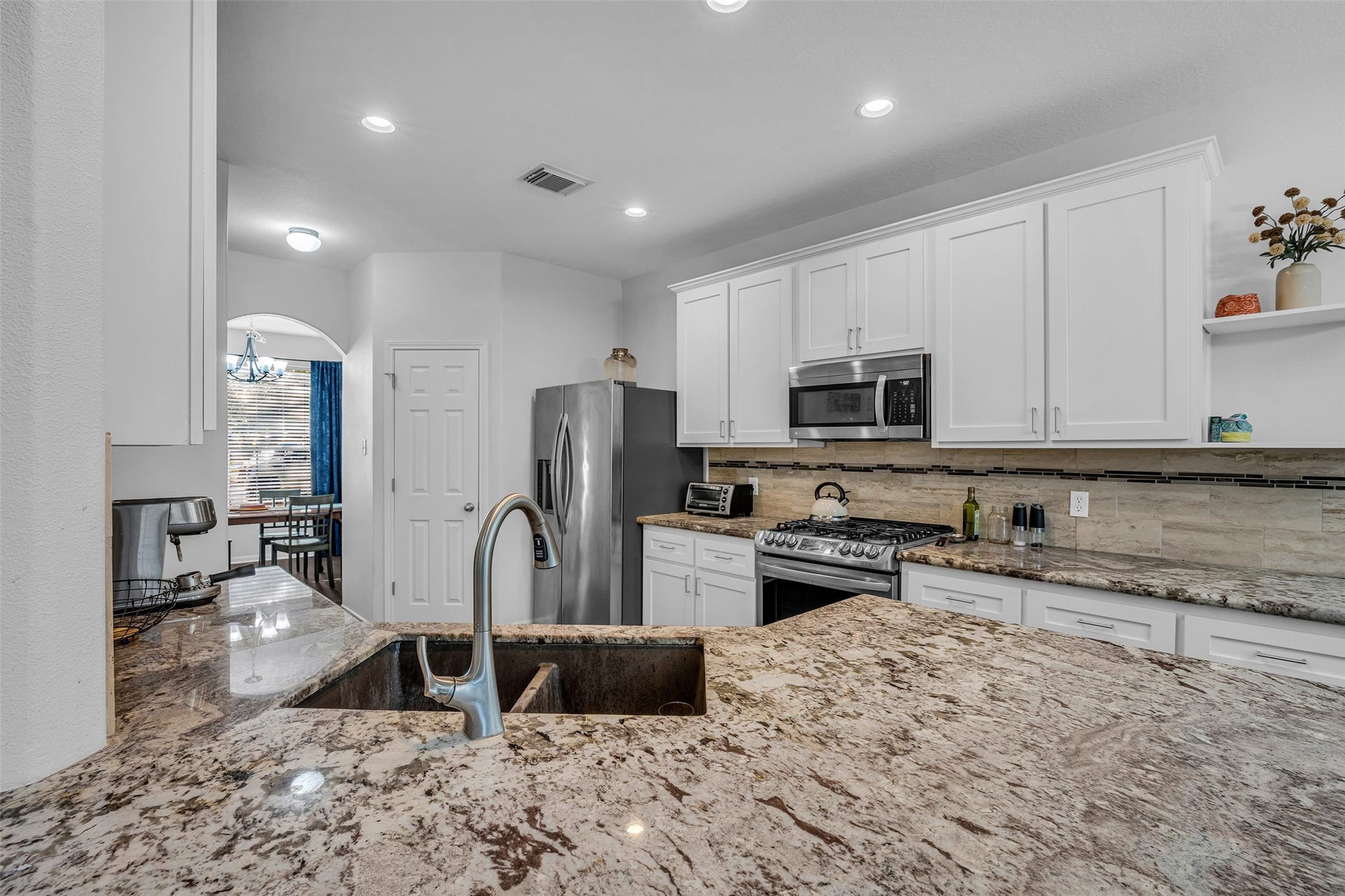 440 Magnolia Blossom, League City, TX 77573 Stainless steel appliances and a 5 burner gas range. Check out these counters!