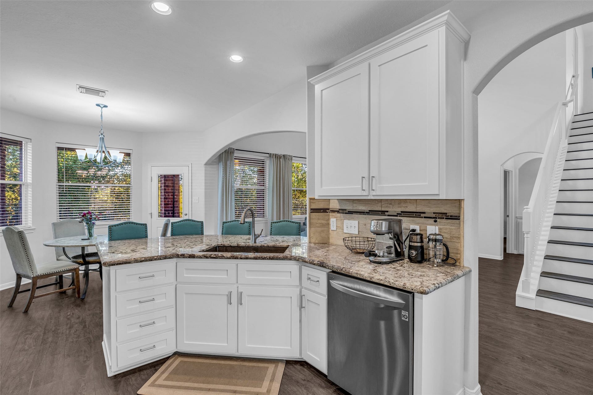 440 Magnolia Blossom, League City, TX 77573 Open to the family room this is the heart of the home and it shines!