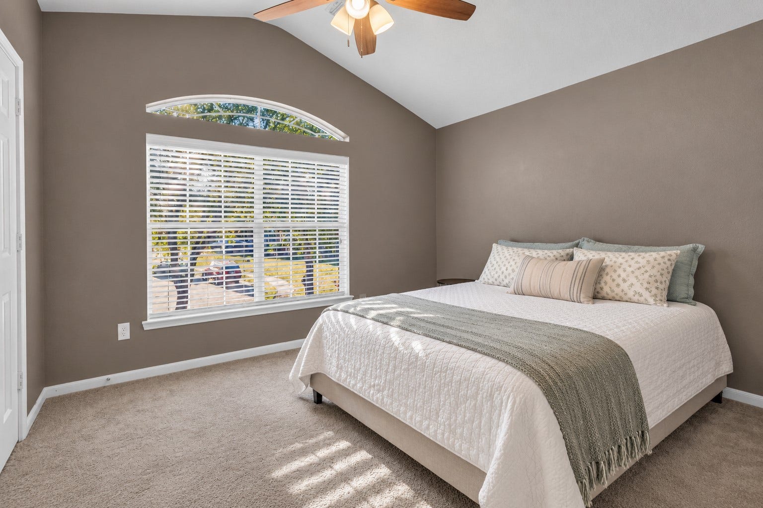 440 Magnolia Blossom, League City, TX 77573 What a window in this secondary bedroom. Great paint selections throughout.