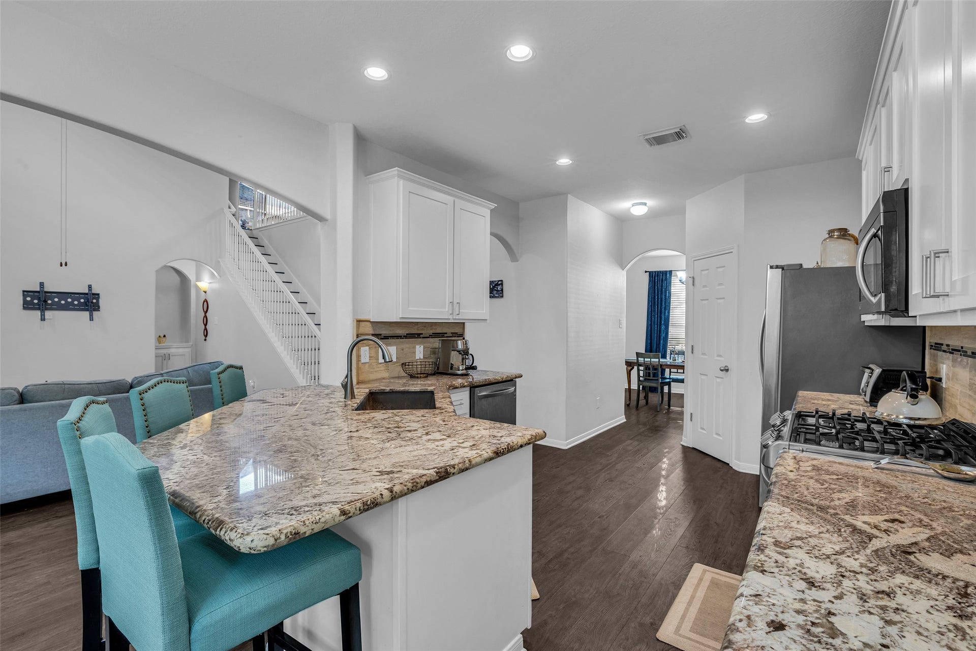440 Magnolia Blossom, League City, TX 77573 Beautiful granite counters and plenty of cabinet space.