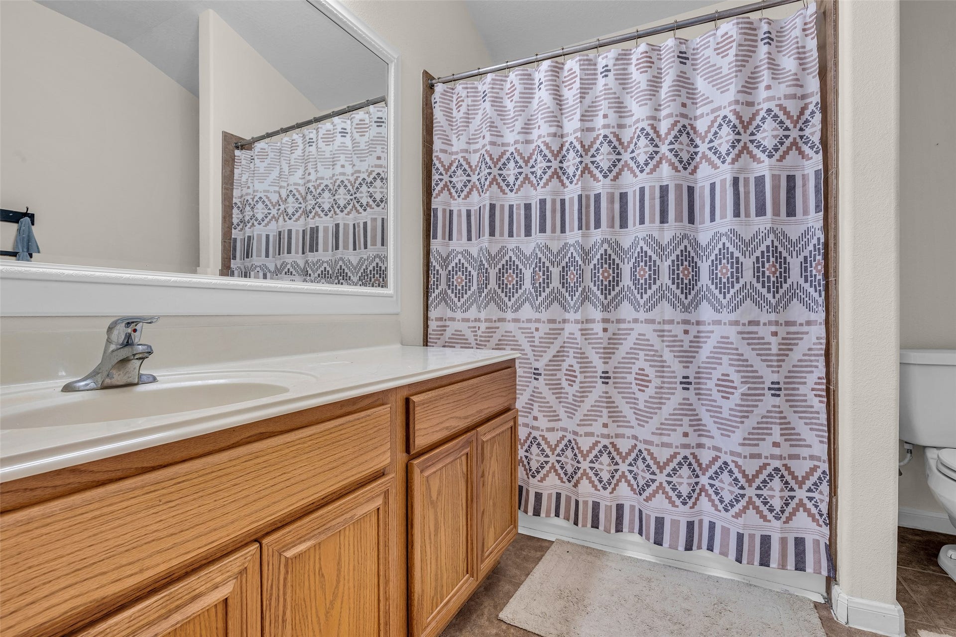 440 Magnolia Blossom, League City, TX 77573 The upstairs full bath.