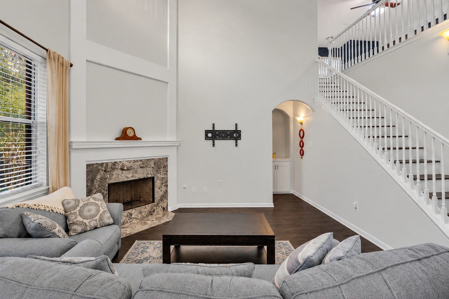 440 Magnolia Blossom, League City, TX 77573 Great family room with windows to the backyard.