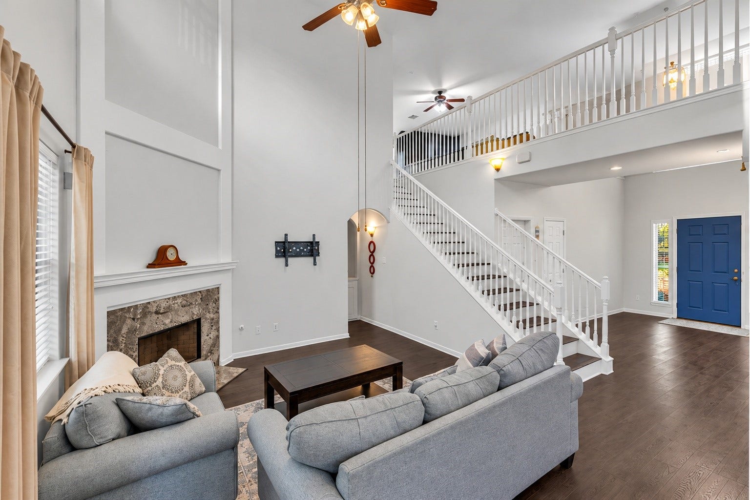 440 Magnolia Blossom, League City, TX 77573 Soaring ceilings!
