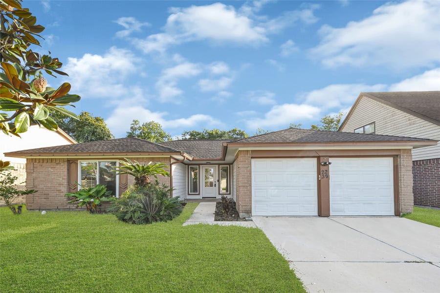 Property photo for 2239 Pilgrims Point Drive, Friendswood, TX