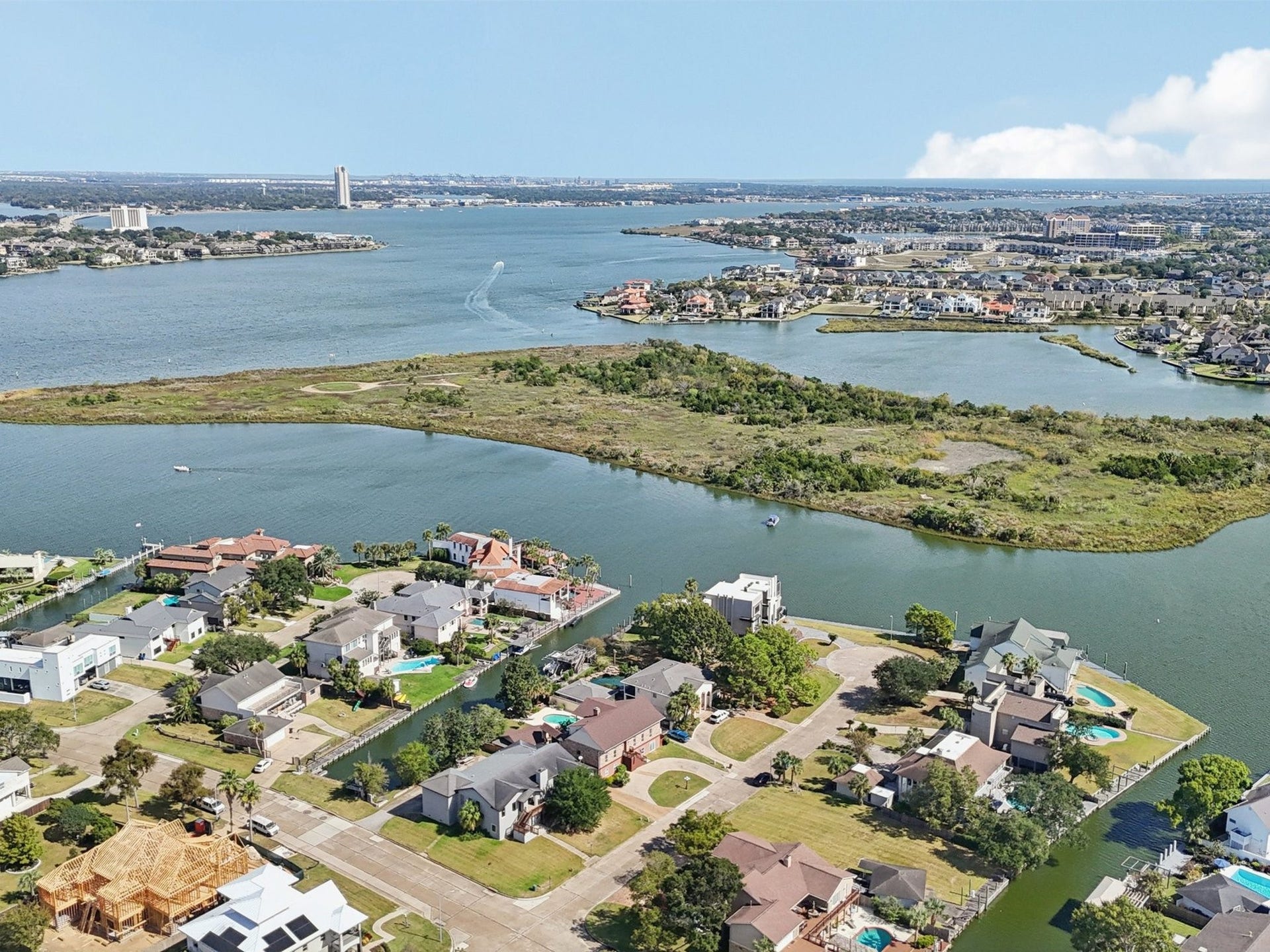 2007 Port Royal Drive, Nassau Bay, TX 77058