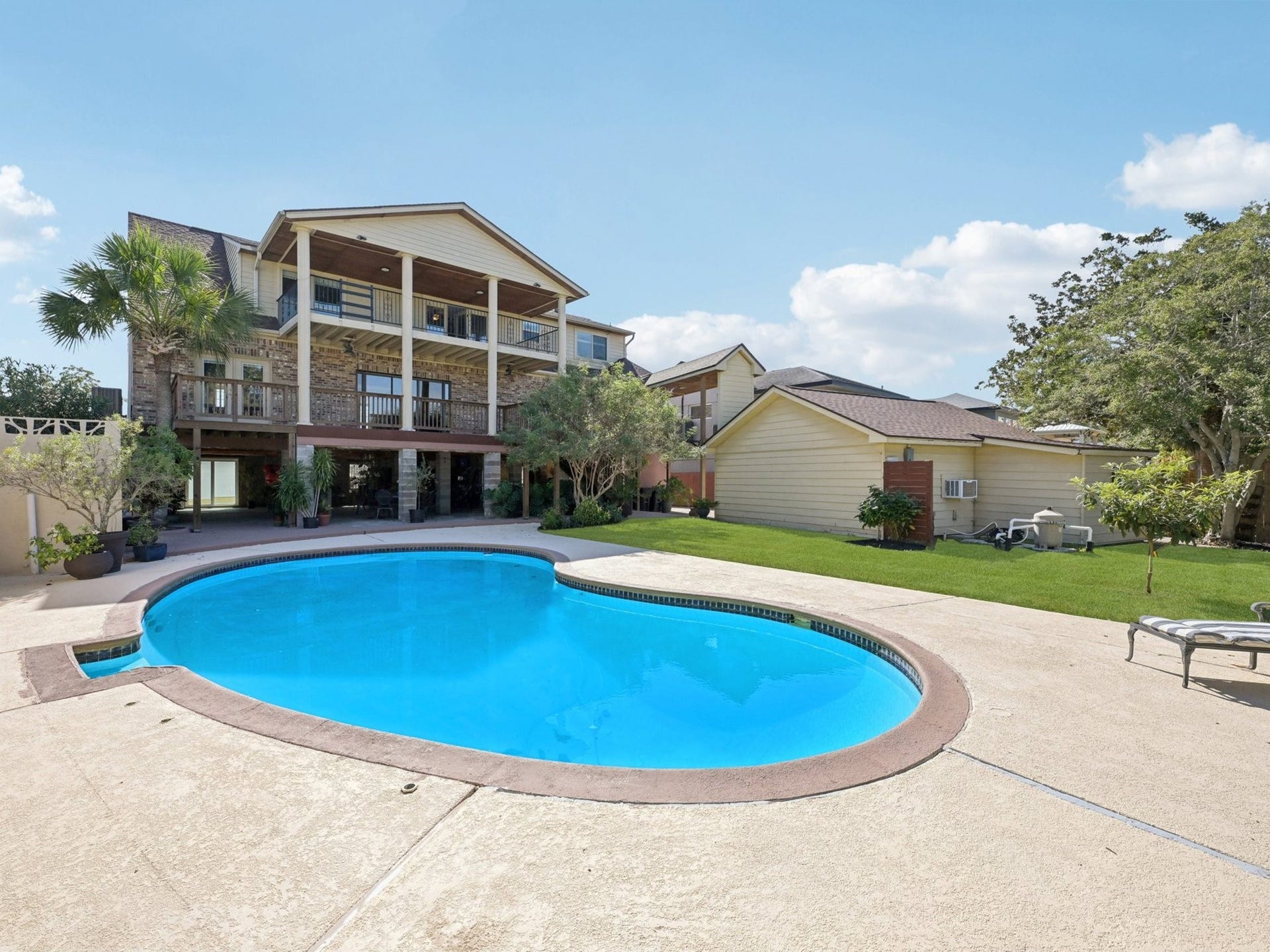 2007 Port Royal Drive, Nassau Bay, TX 77058