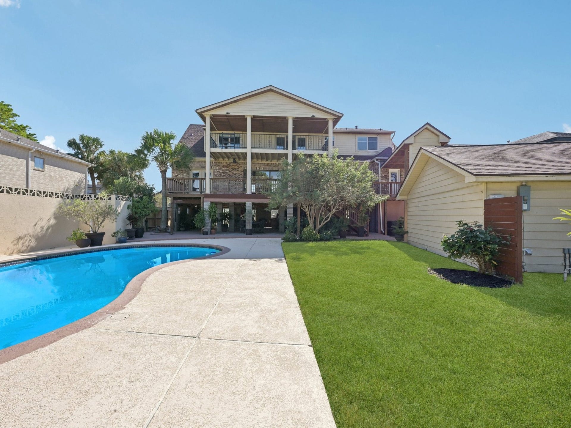 2007 Port Royal Drive, Nassau Bay, TX 77058