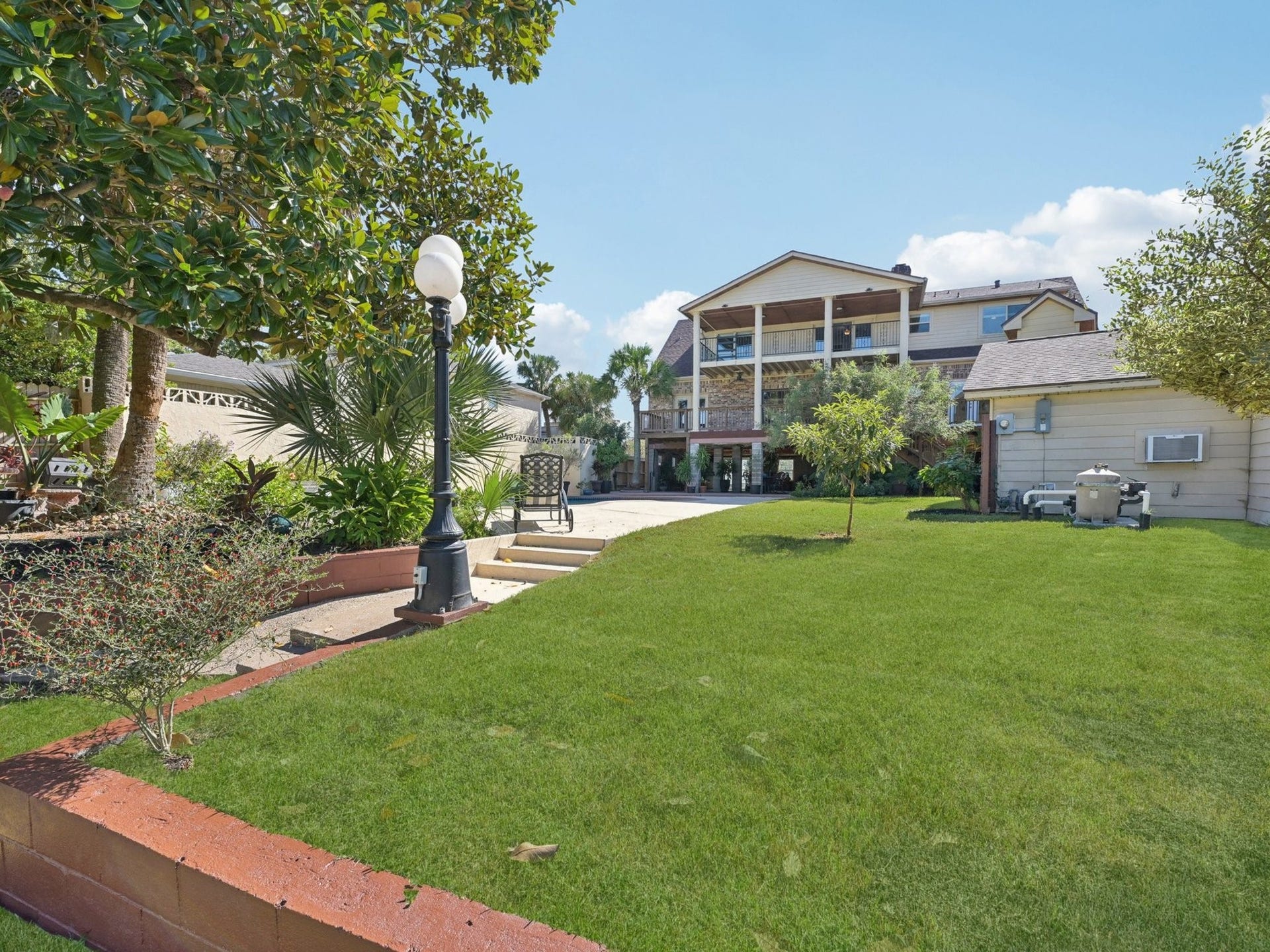 2007 Port Royal Drive, Nassau Bay, TX 77058