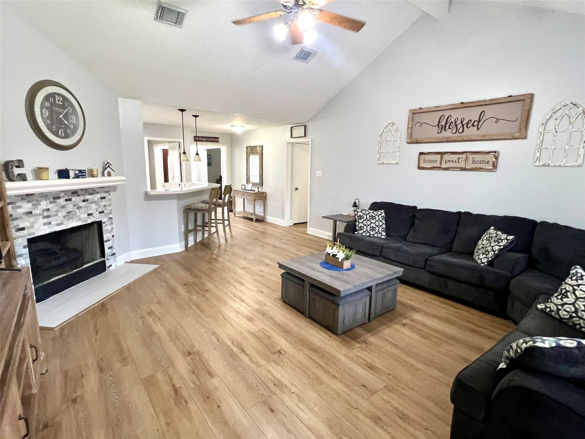 1806 Oak Wood Drive E, Pearland, TX 77581 1806 Oak Wood Drive E, Pearland, TX 77581