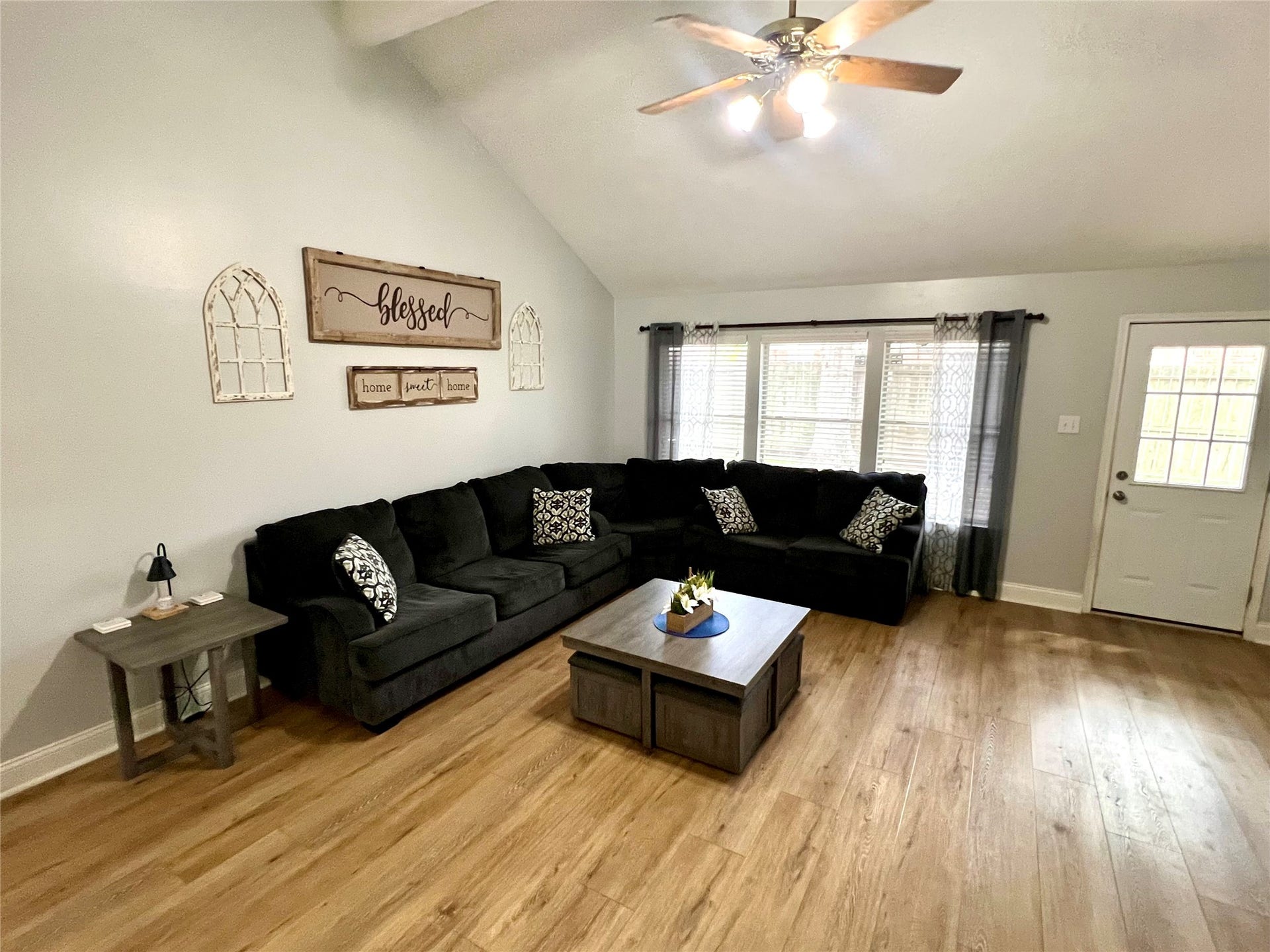 1806 Oak Wood Drive E, Pearland, TX 77581 Livingroom
