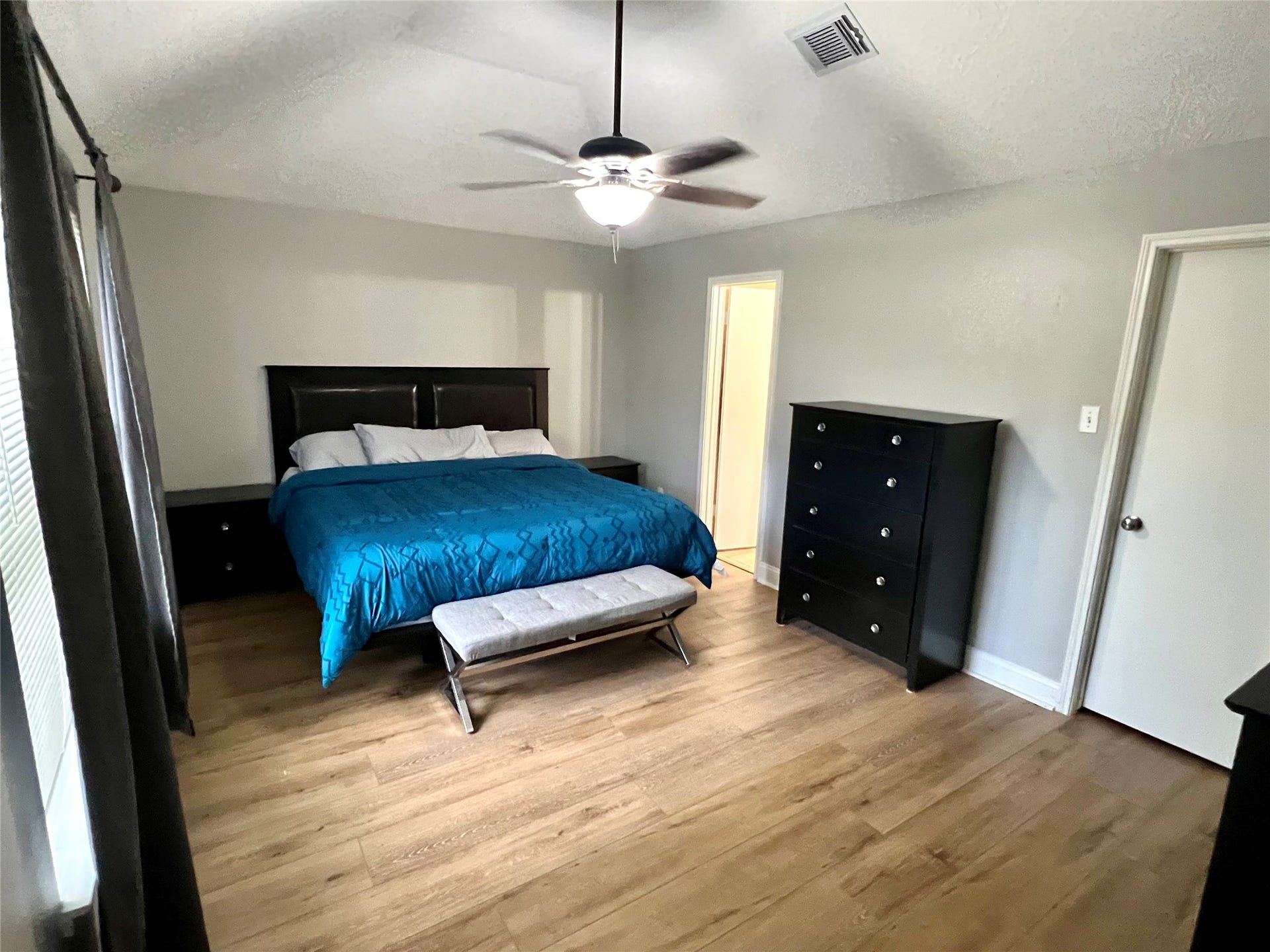 1806 Oak Wood Drive E, Pearland, TX 77581 Primary Bedroom