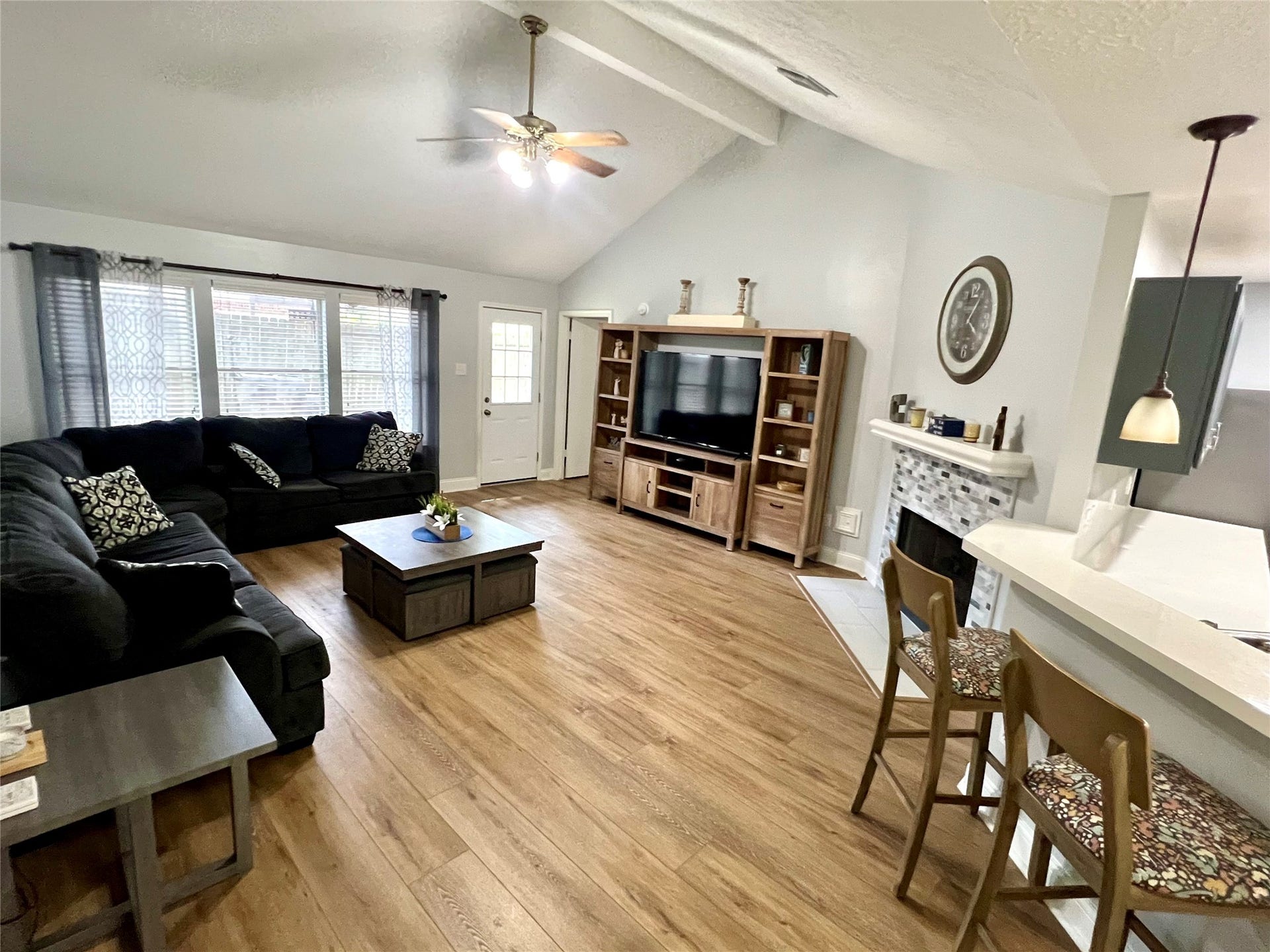 1806 Oak Wood Drive E, Pearland, TX 77581 Livingroom