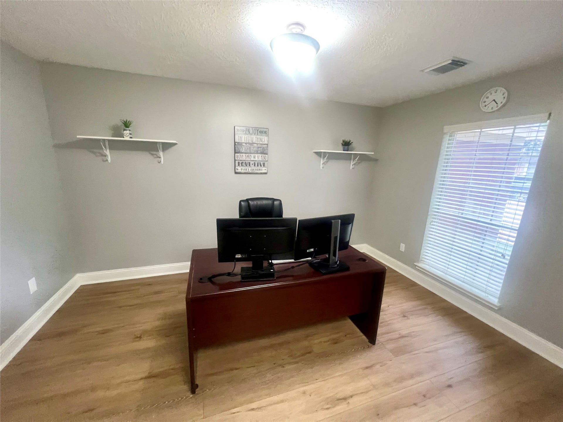 1806 Oak Wood Drive E, Pearland, TX 77581 Office /Flex room