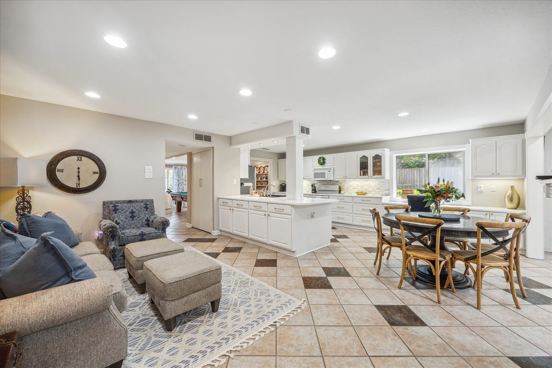 A big look at the den, breakfast and kitchen area.