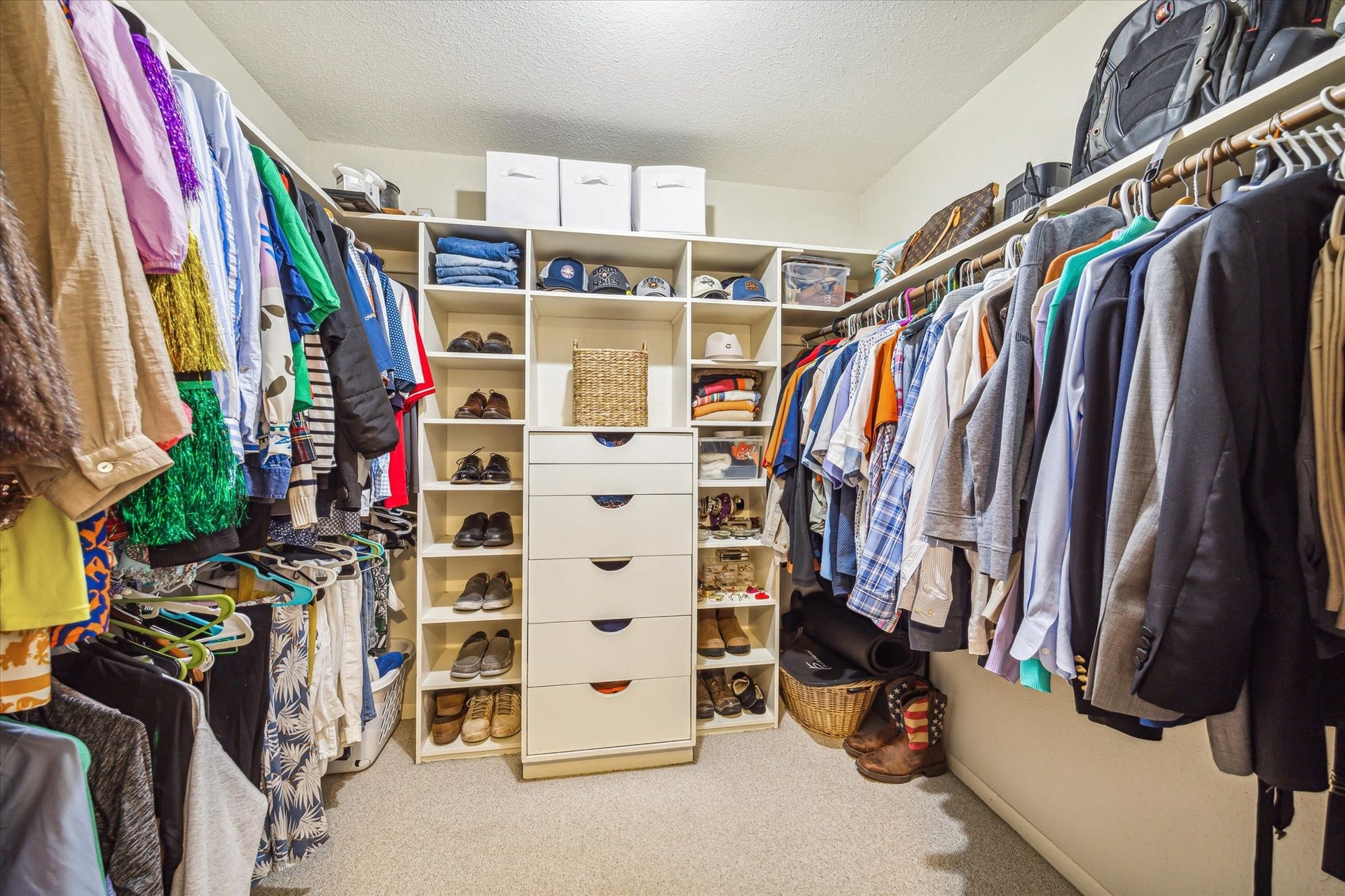 Just one of the 2 walk in closets.  And an ample linen/storage closet as well.