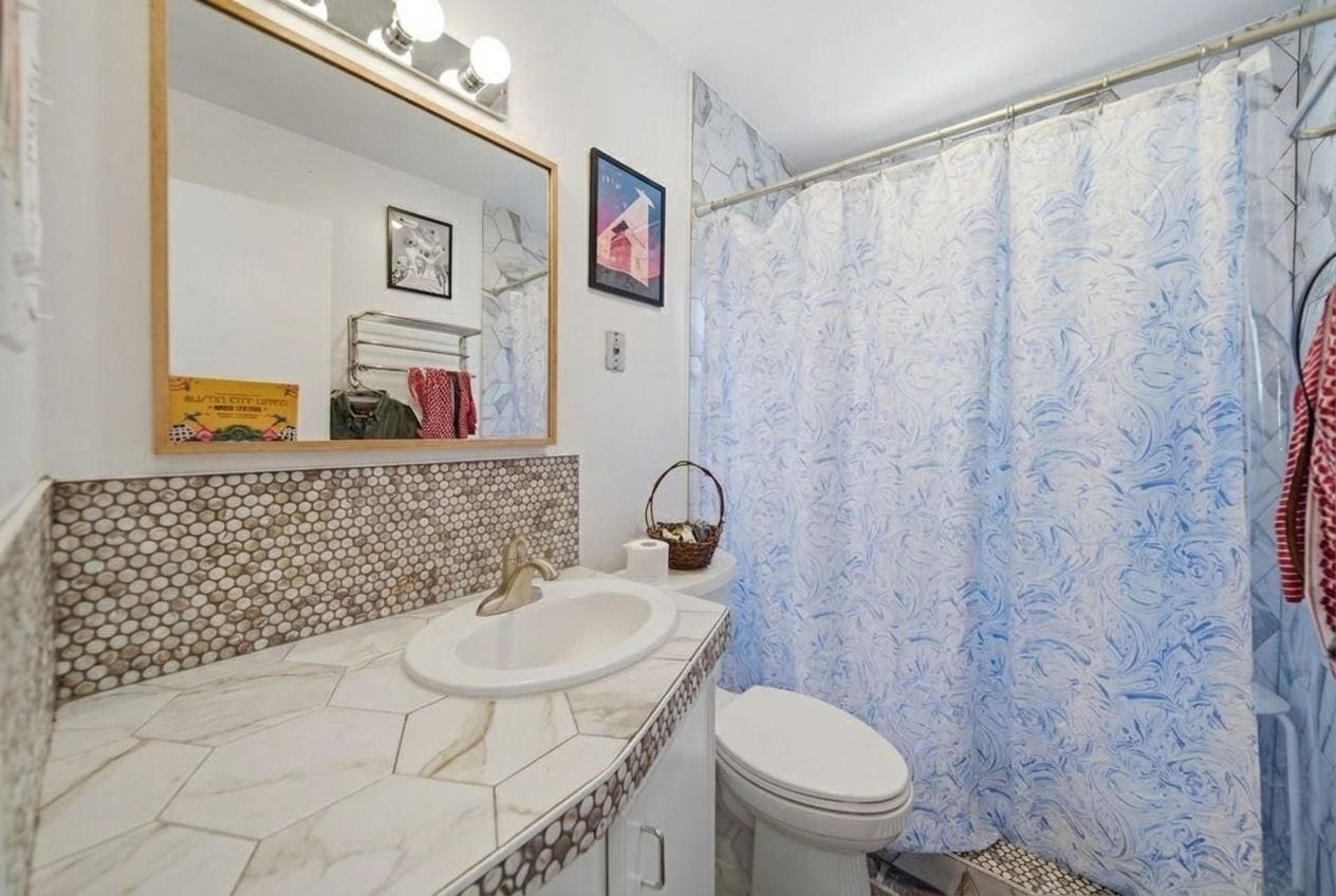 840 Cortlandt Street, #8, Houston, TX 77007 Garage apt 2 - bathroom