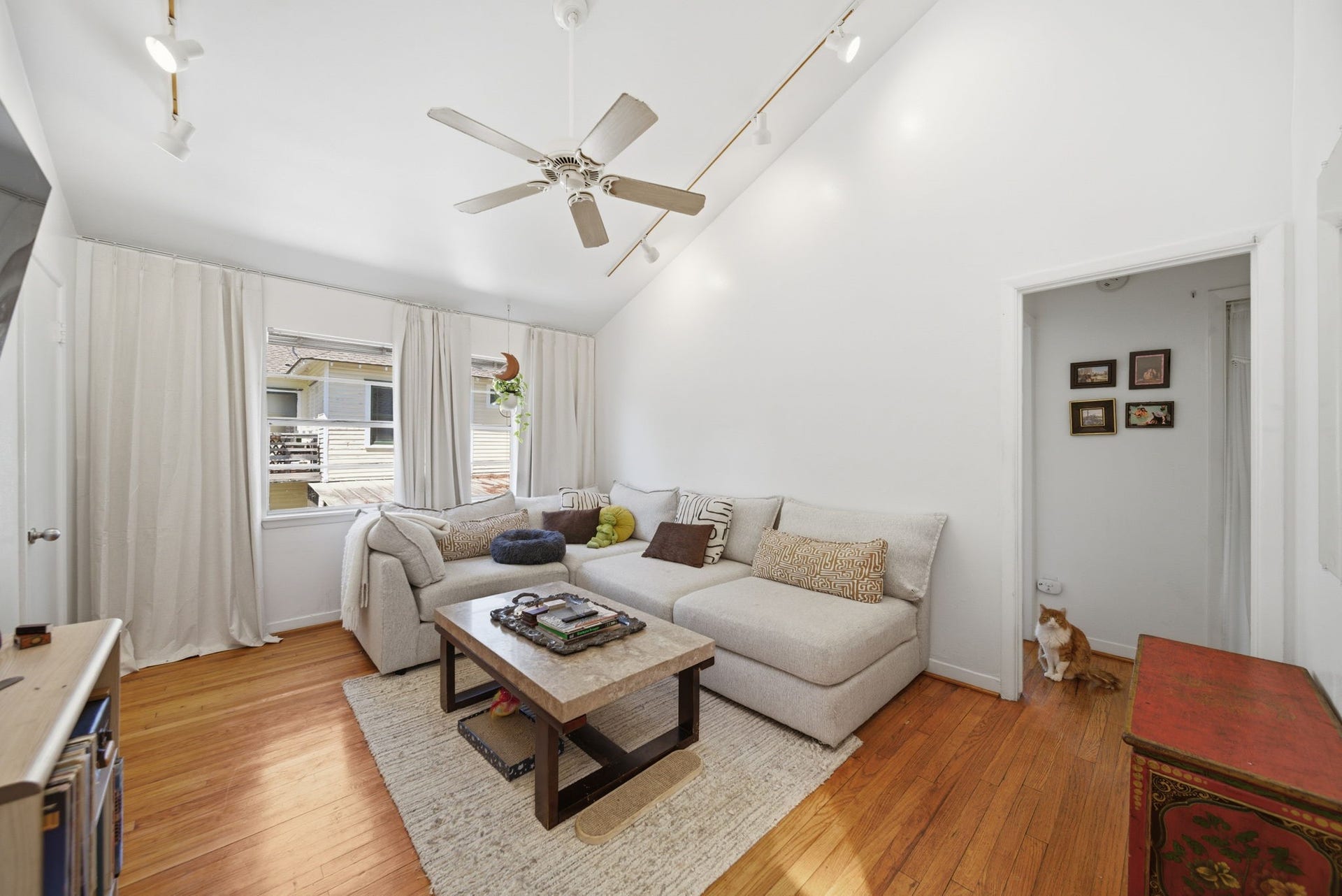 840 Cortlandt Street, #8, Houston, TX 77007 Garage apt 1 - living room