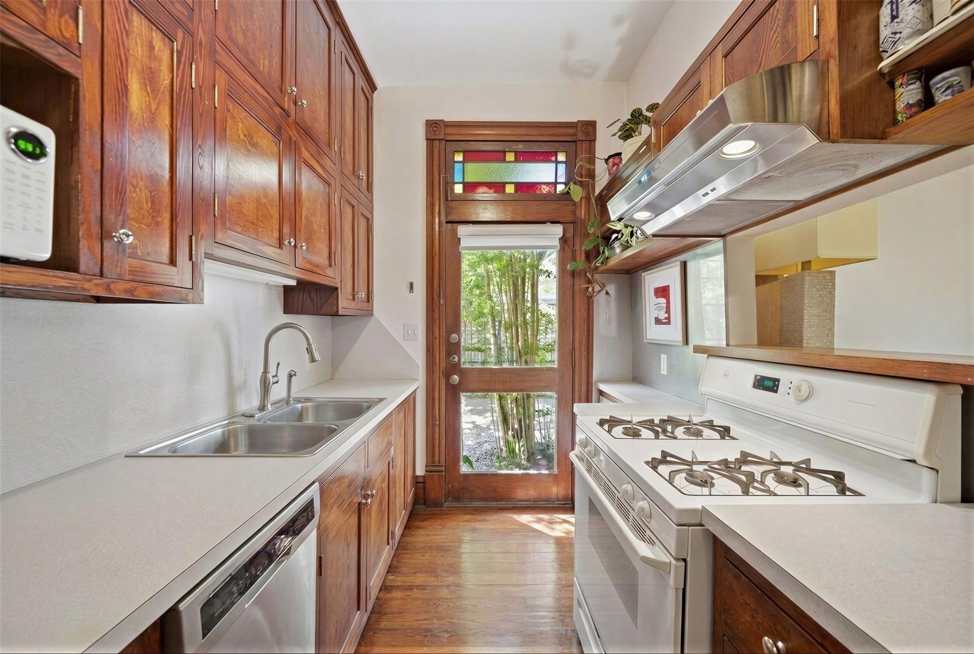 840 Cortlandt Street, #8, Houston, TX 77007 Unit 2 Kitchen and private exterior door to small porch