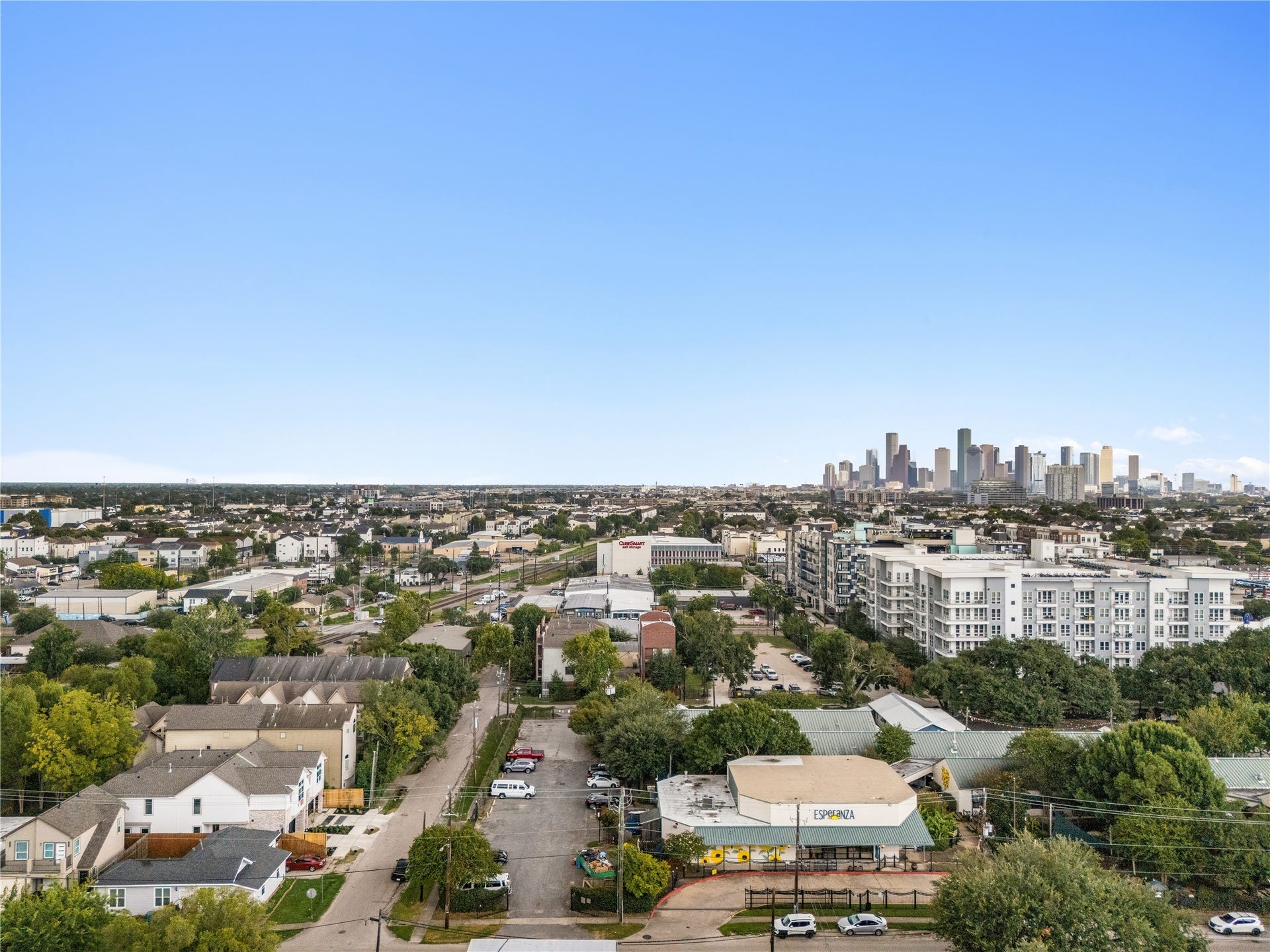 5018 Schuler Street, Houston, TX 77007 Panoramic city view prime location backdrop showcasing clear proximity to the downtown skyline and surrounding urban hubs.