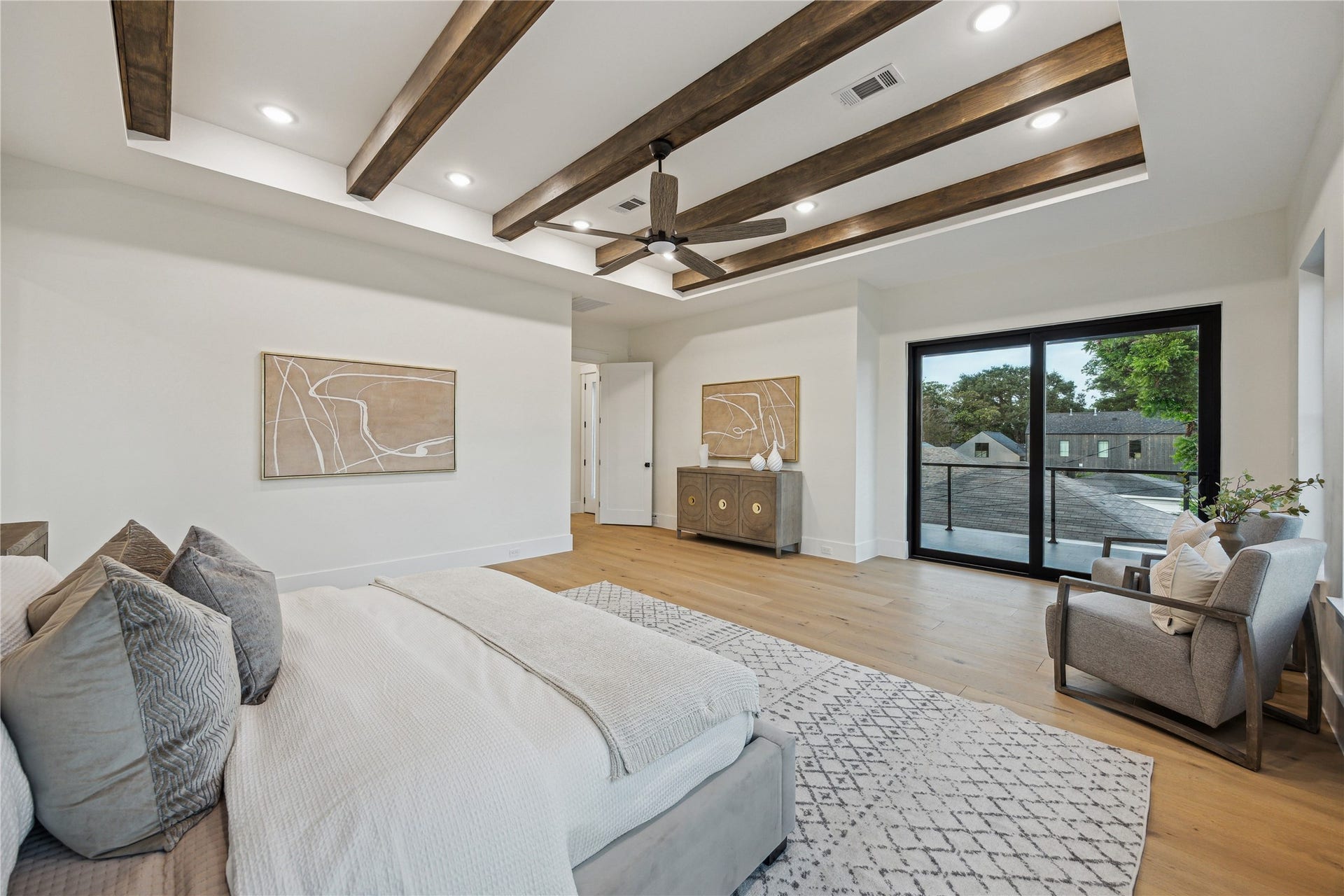 431 W 30th Street, Houston, TX 77018 Previously staged-furnishings shown are not longer in the property.