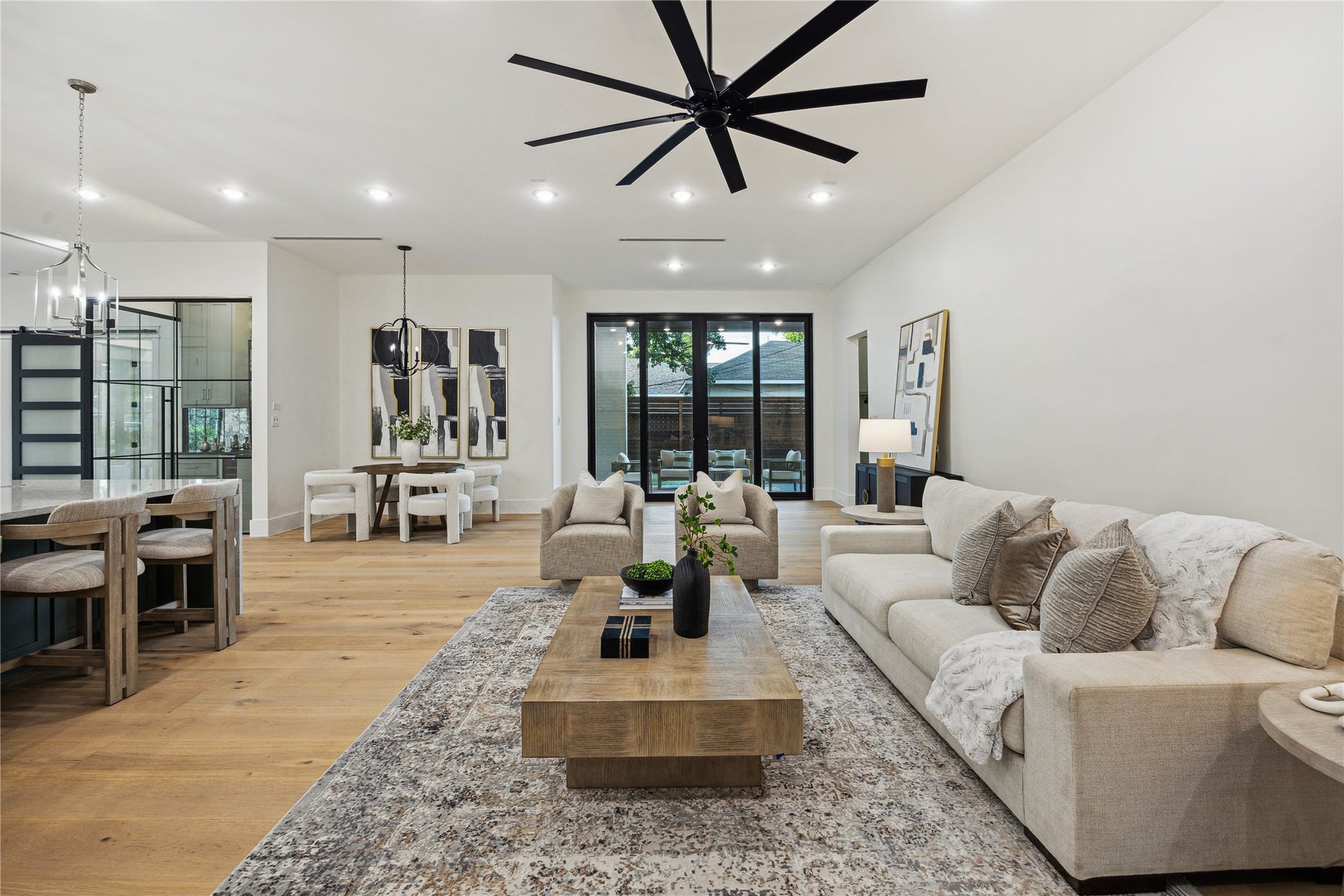 431 W 30th Street, Houston, TX 77018 Previously staged-furnishings shown are not longer in the property.