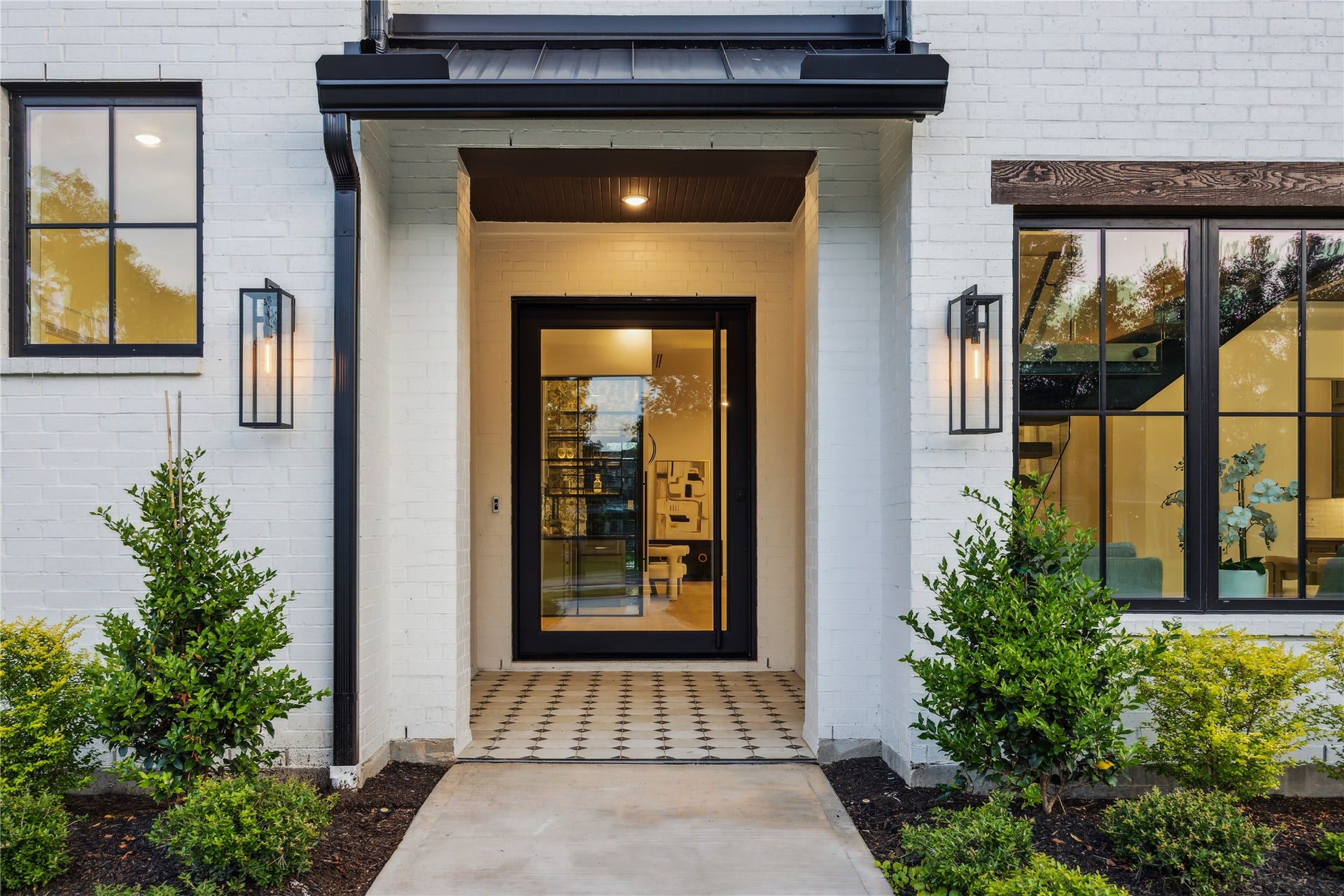 431 W 30th Street, Houston, TX 77018 A beautiful front door entrance.