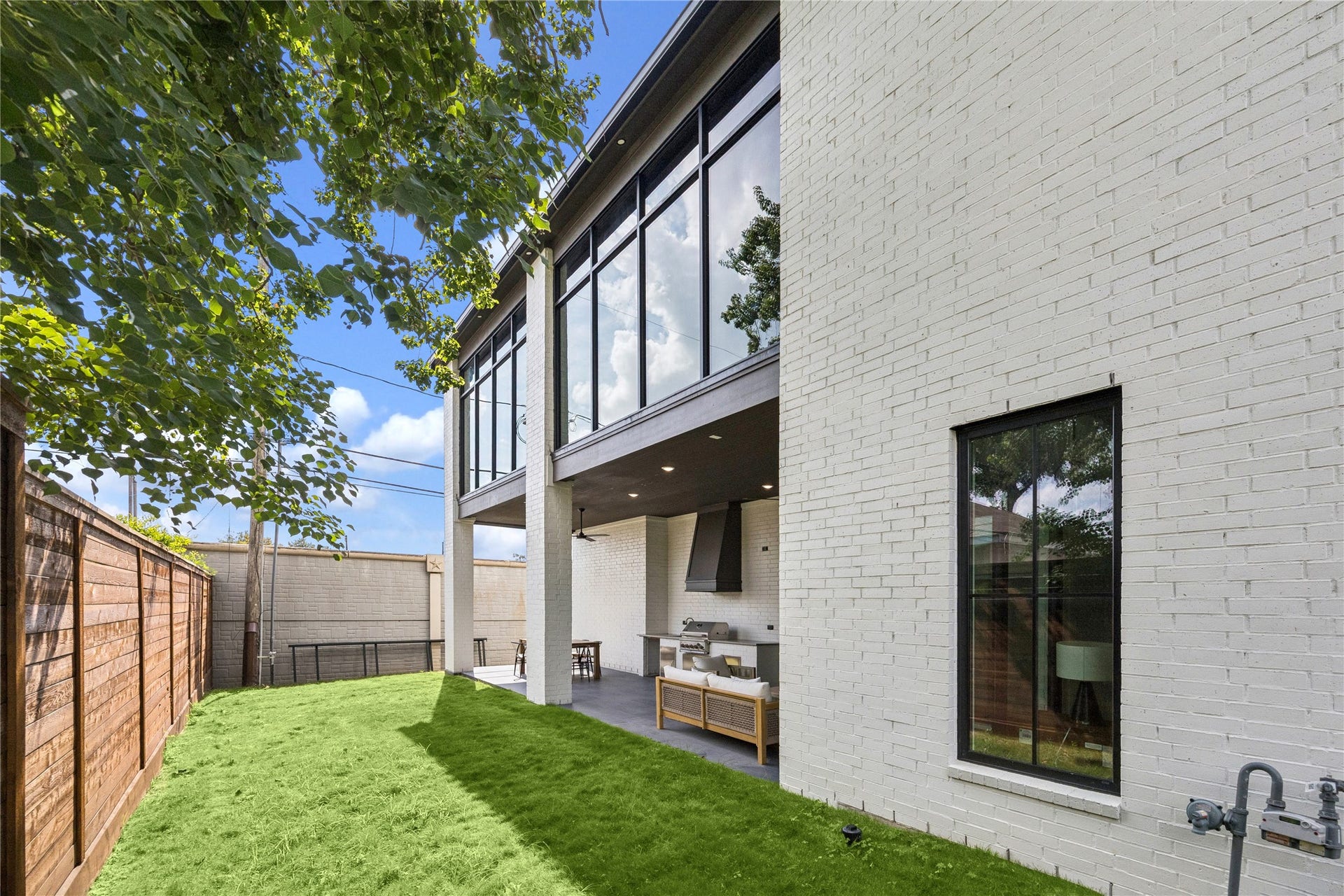 431 W 30th Street, Houston, TX 77018 Previously staged-furnishings shown are not longer in the property.