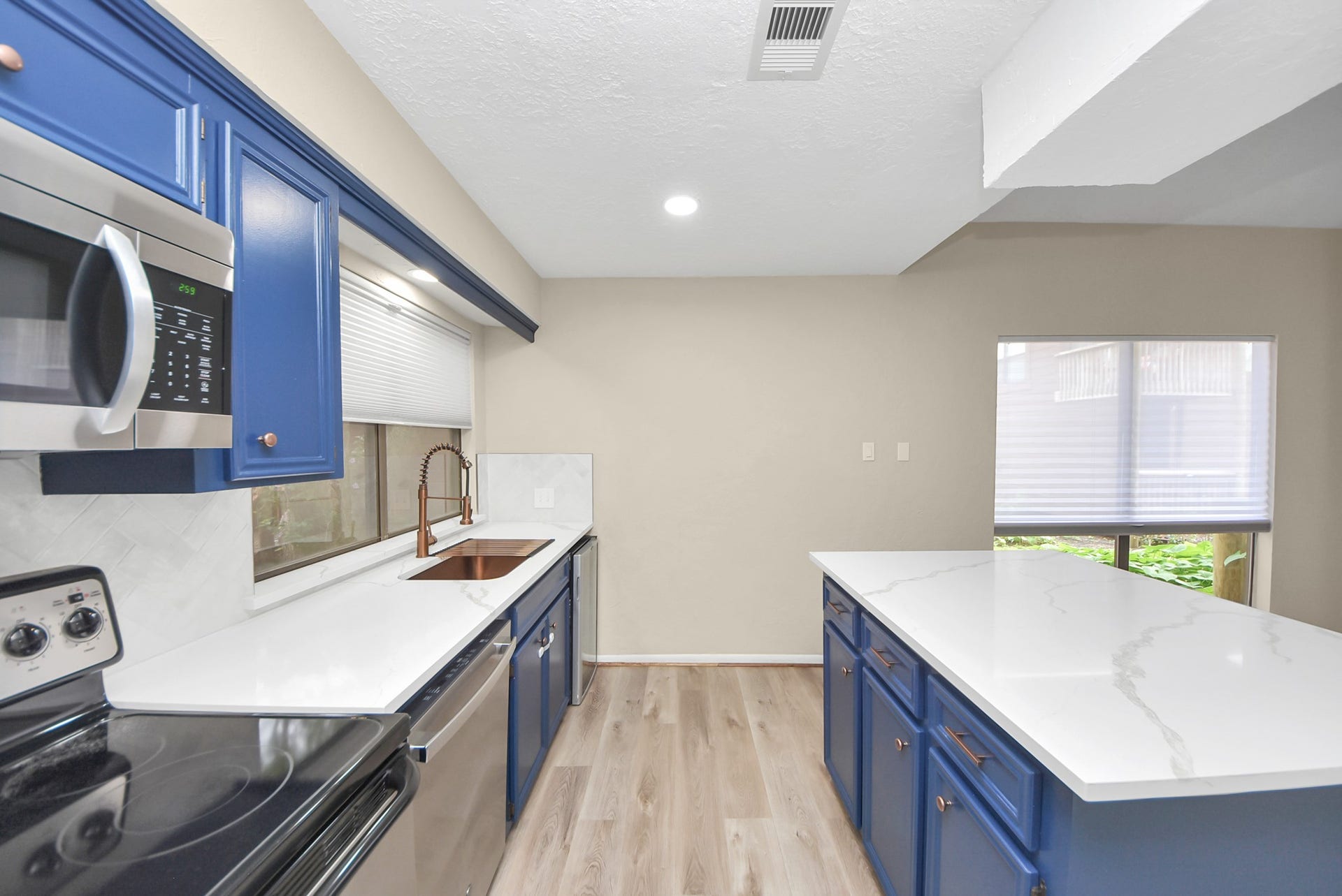 651 Davis Road, League City, TX 77573 Backsplash makes a nice accent tot he quartz countertops.