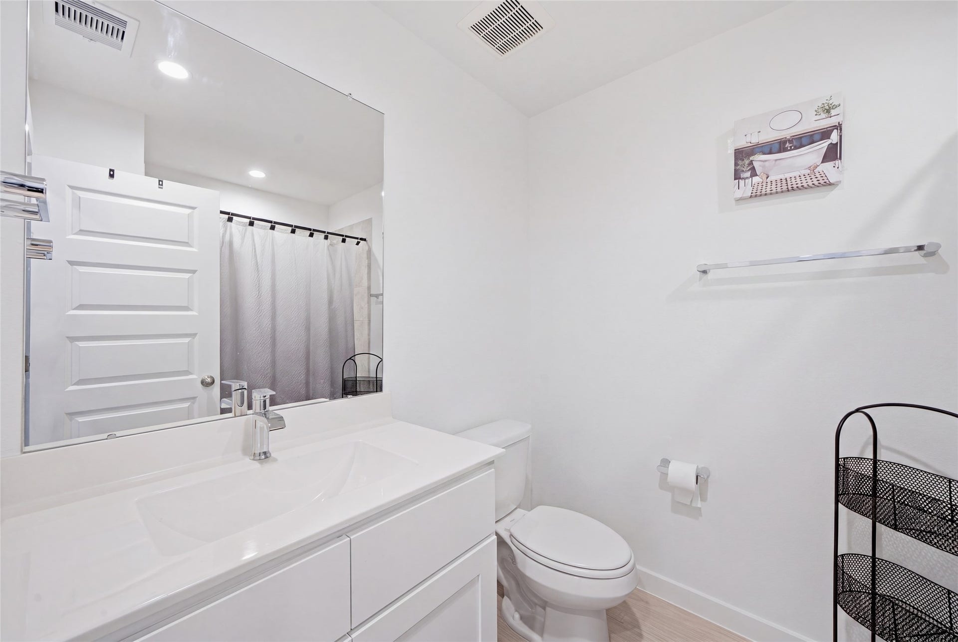 1206 Ricasoli Drive, Richmond, TX 77406 The hall bath is available for your guests and serves the secondary bedrooms.