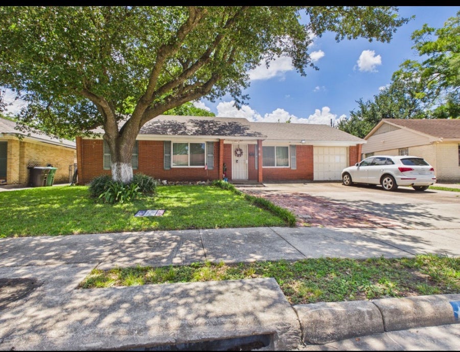 Property photo for 113 W Riverwood Drive, Houston, TX