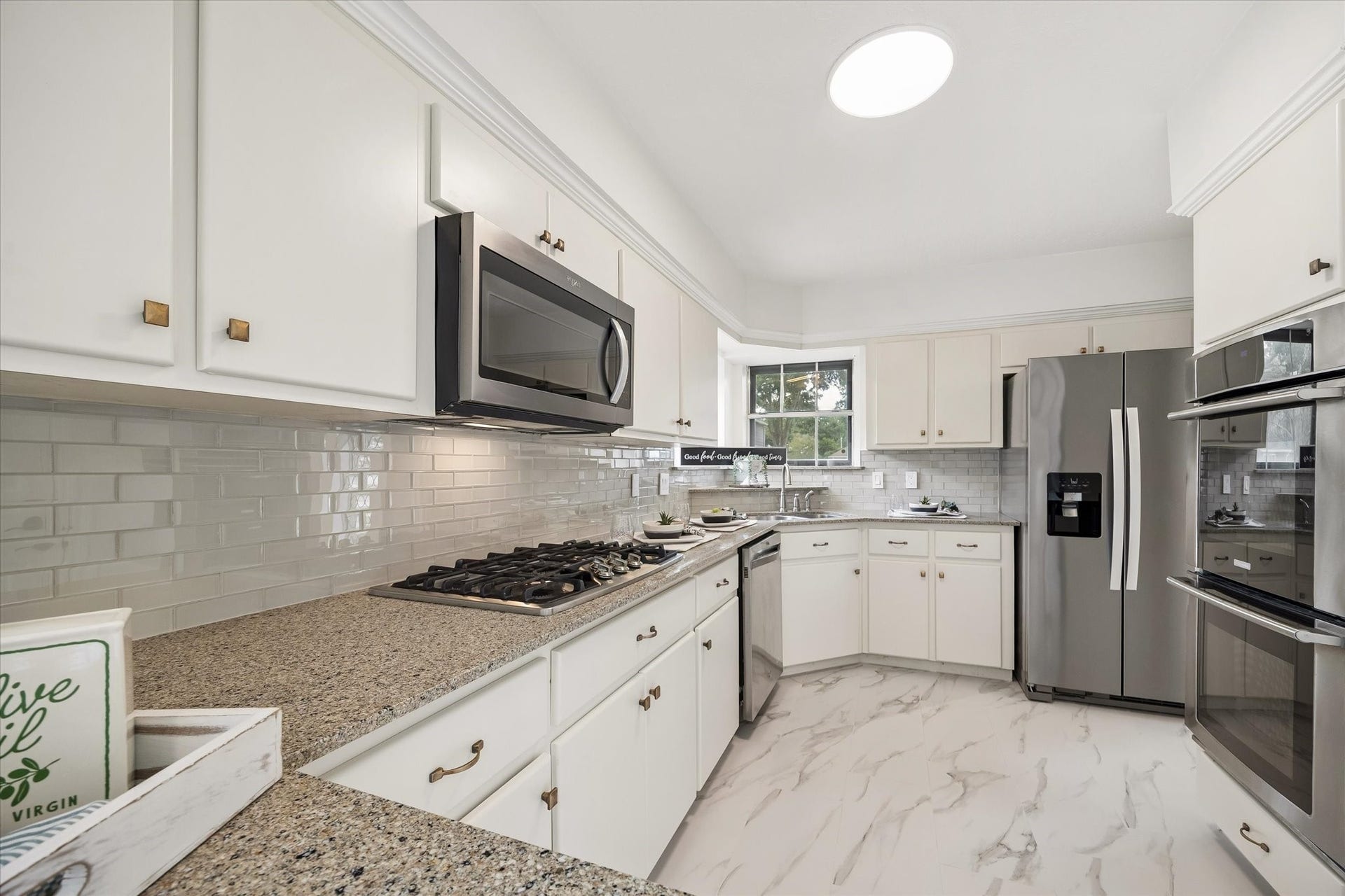 110 Shadow Wood Drive, Sugar Land, TX 77498 Kitchen with stainless steel appliances, granite countertops, complemented by newly updated subway glass backsplash.