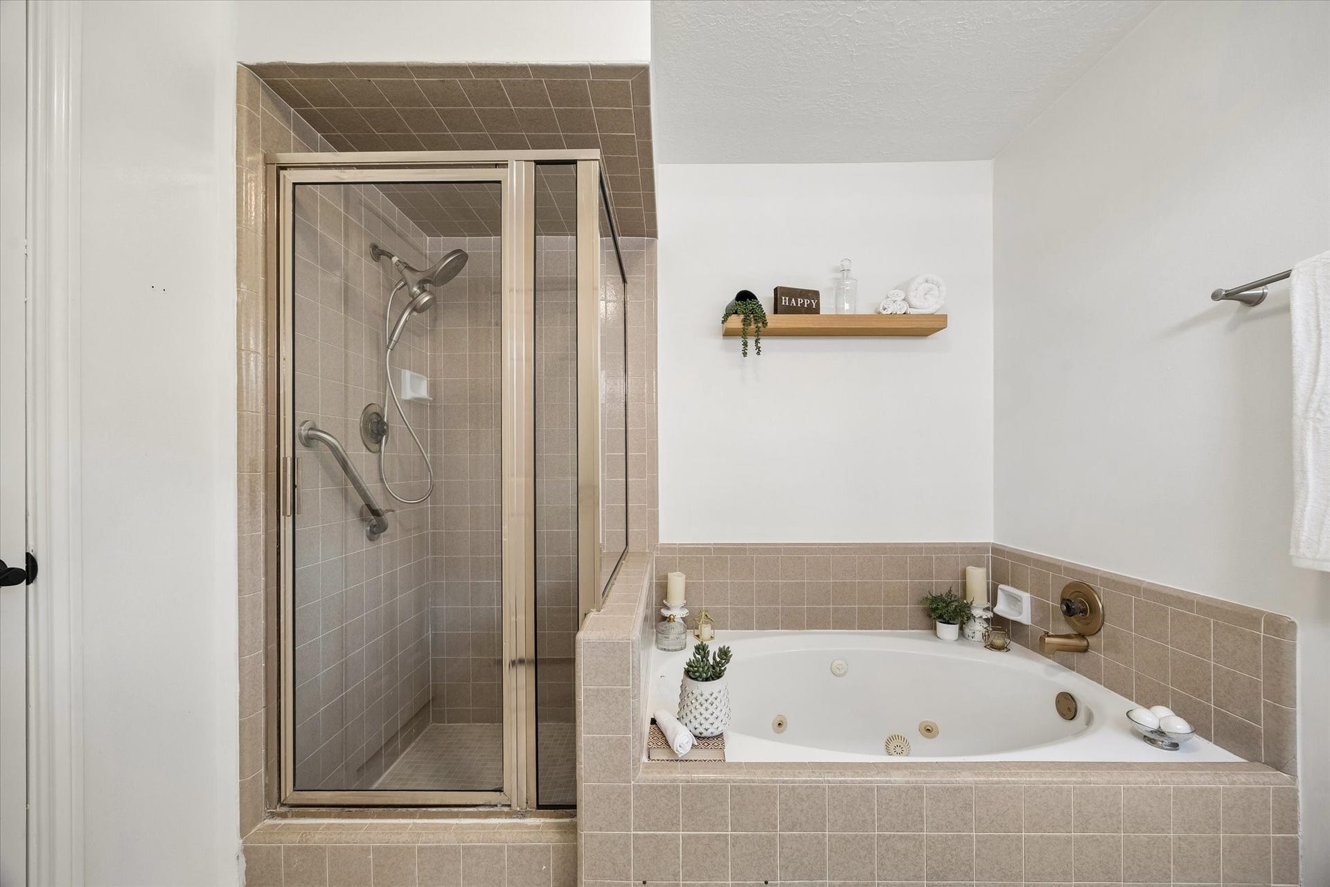 110 Shadow Wood Drive, Sugar Land, TX 77498 Nice combo of walk-in shower and jetted tub for you to choose from