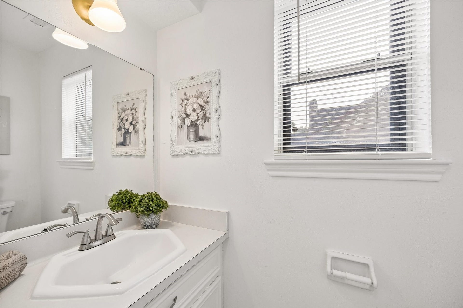 110 Shadow Wood Drive, Sugar Land, TX 77498 The half bath is conveniently located in the utility room