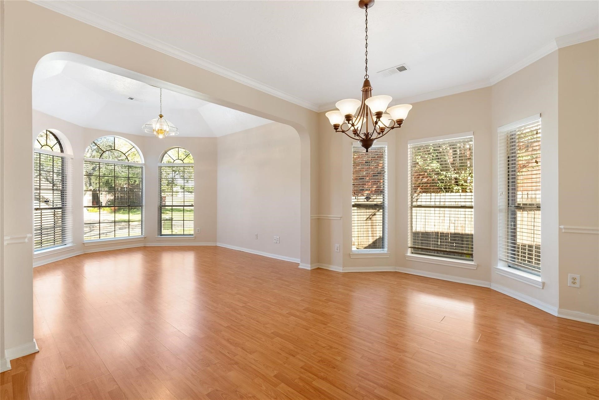 807 Presley Way, Sugar Land, TX 77479 Natural light flows through multiple windows!