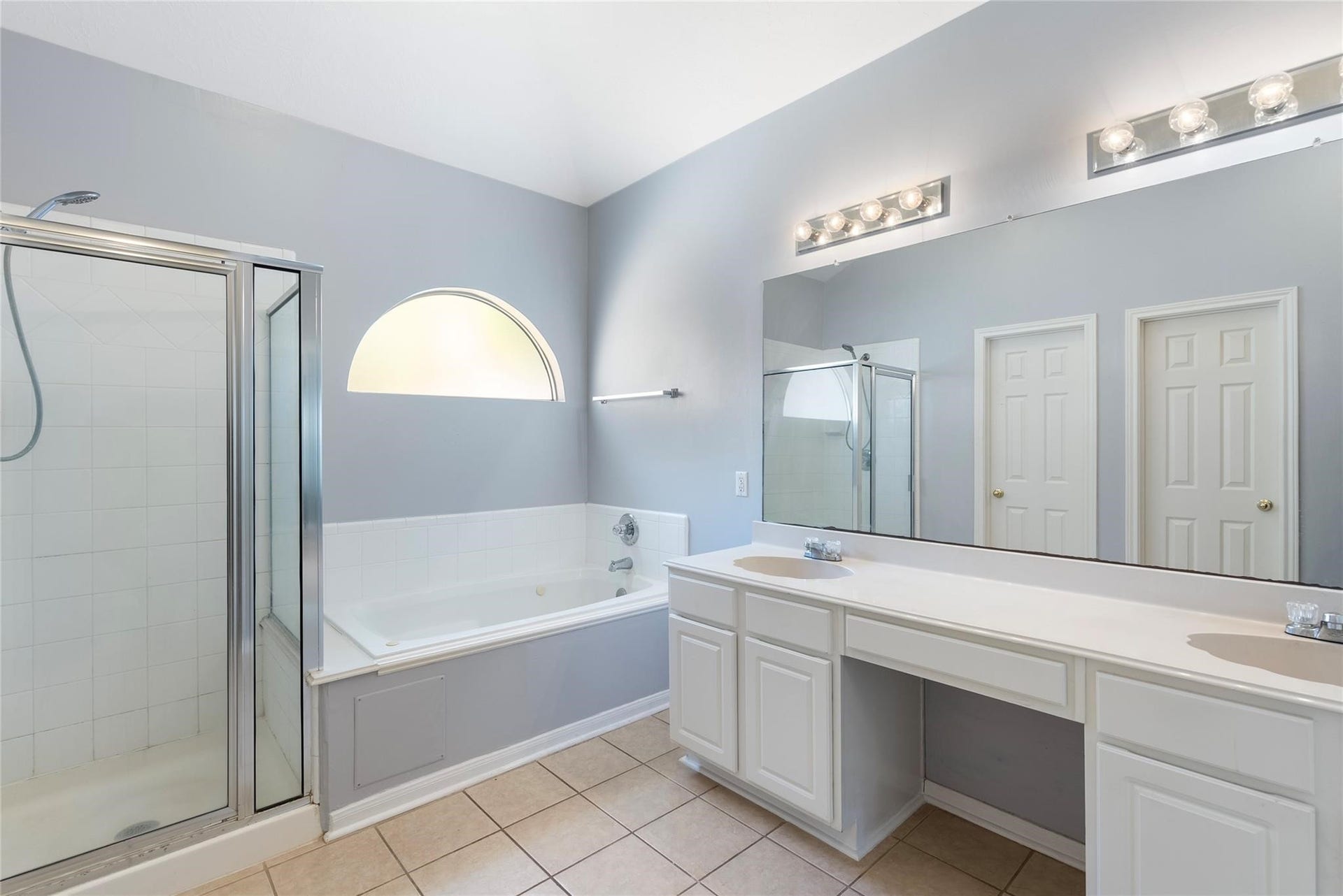 807 Presley Way, Sugar Land, TX 77479 The spacious primary suite has separate tub and shower!