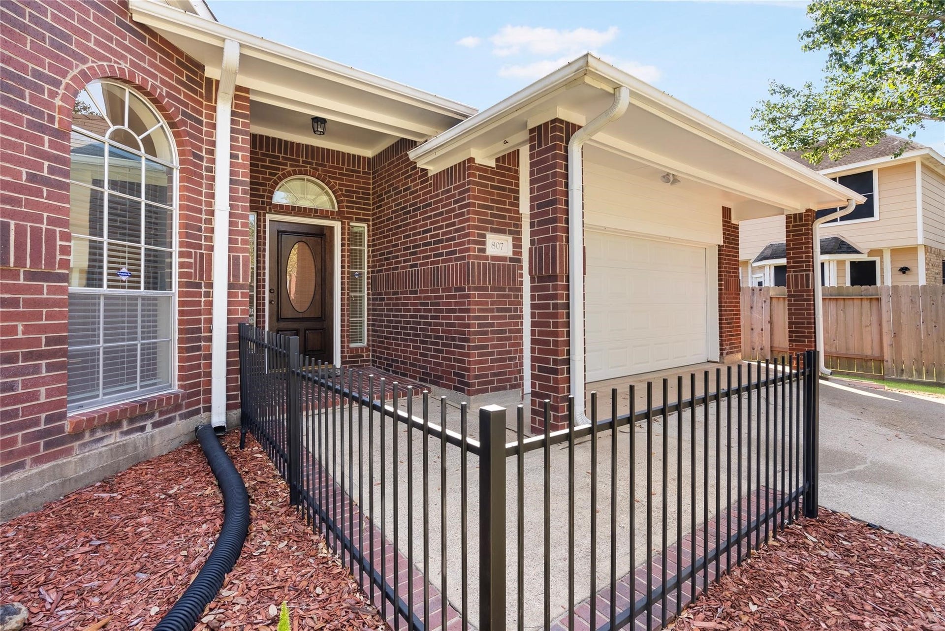 807 Presley Way, Sugar Land, TX 77479 This pathway welcomes guests to your home!