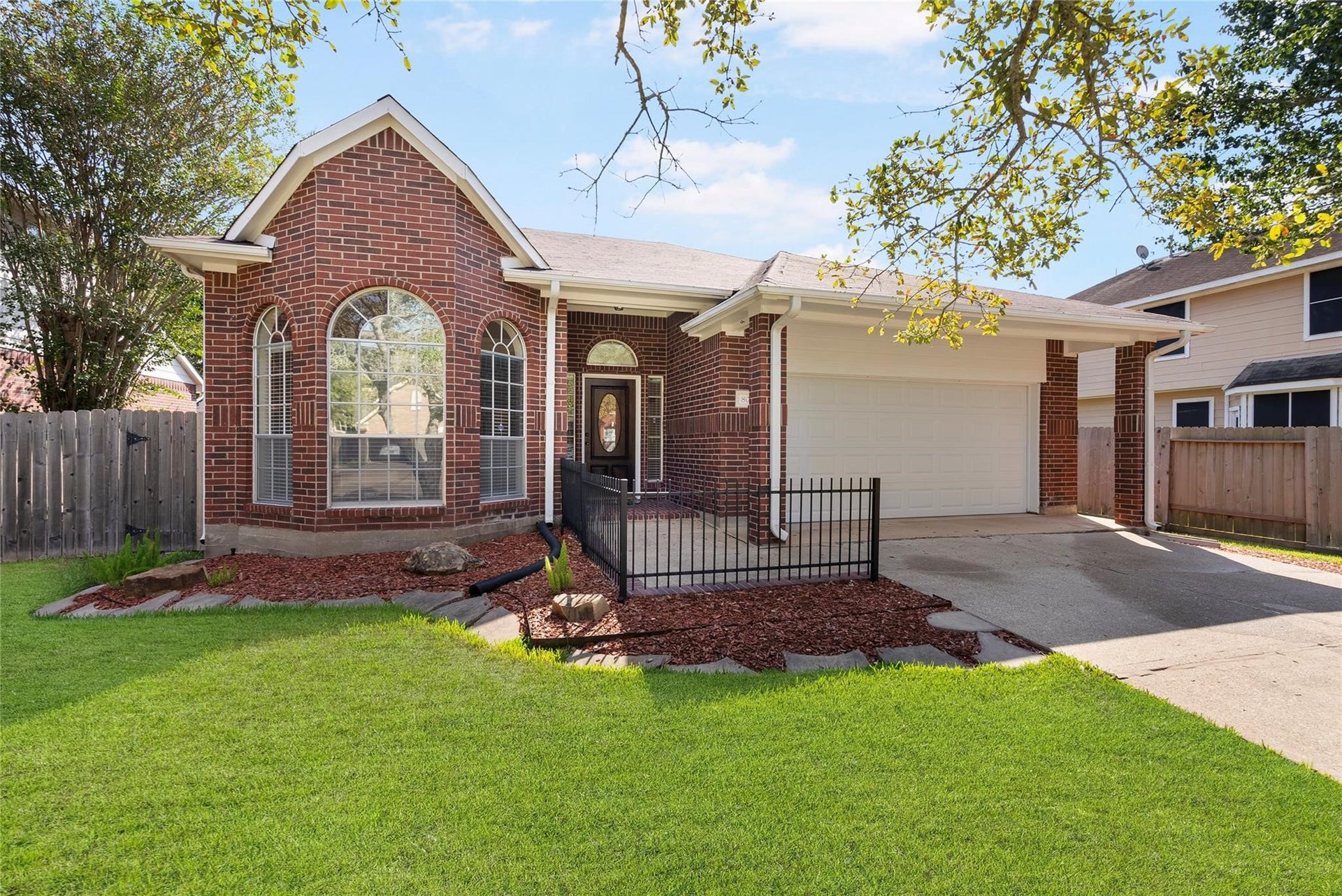 807 Presley Way, Sugar Land, TX 77479 Welcome to 807 Presley Way! This charming one story home is walking distance to the highly rated elementary school!