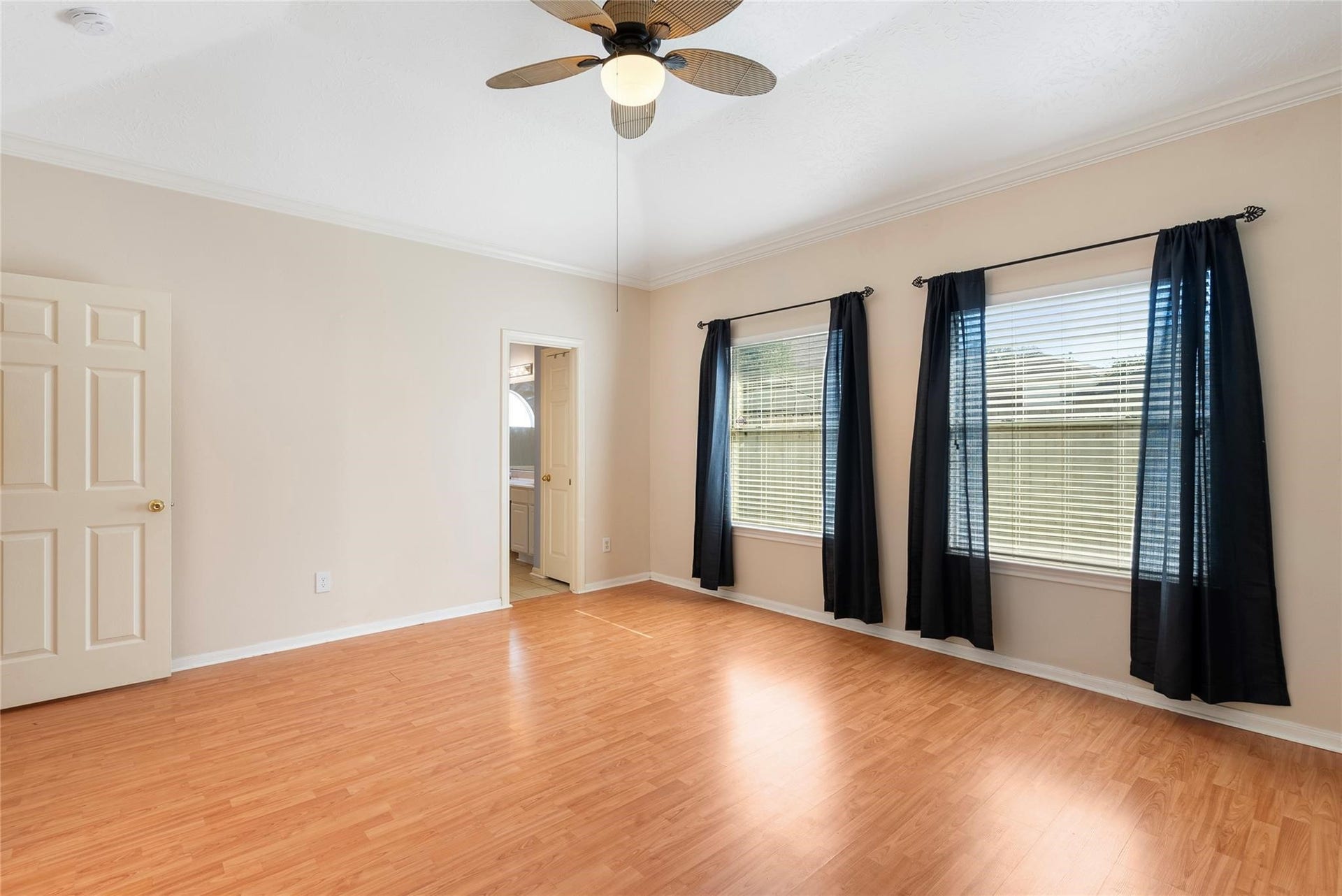 807 Presley Way, Sugar Land, TX 77479 Large windows invite natural light to fill this great space!