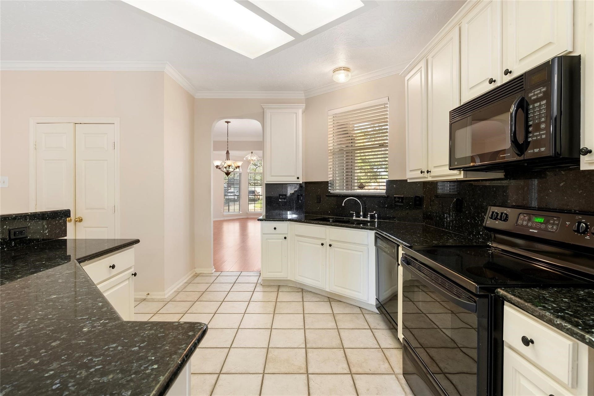 807 Presley Way, Sugar Land, TX 77479 Black granite counters offer a sleek look to this great kitchen.