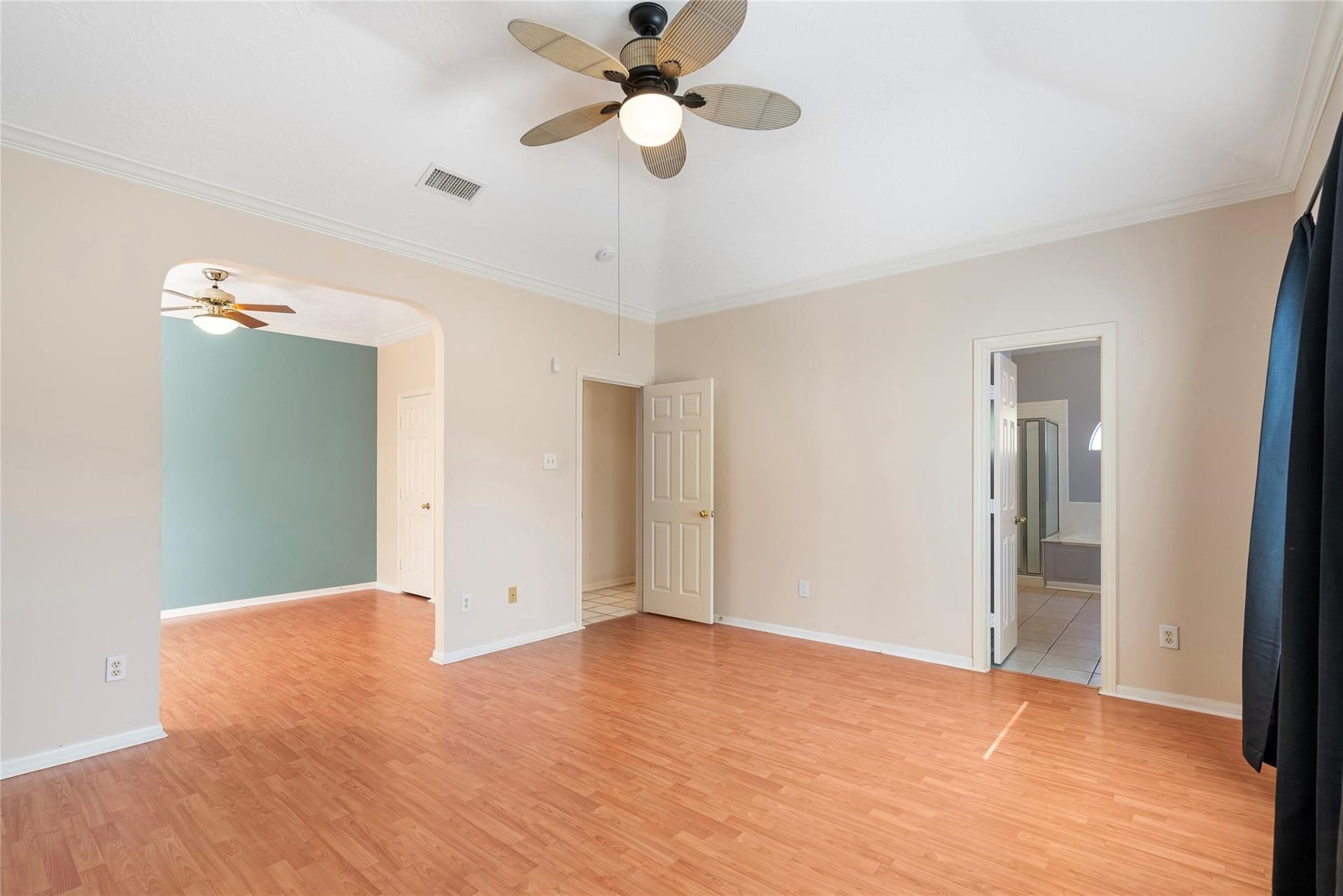 807 Presley Way, Sugar Land, TX 77479 Light and bright, this primary offers plenty of space to store your personal items.