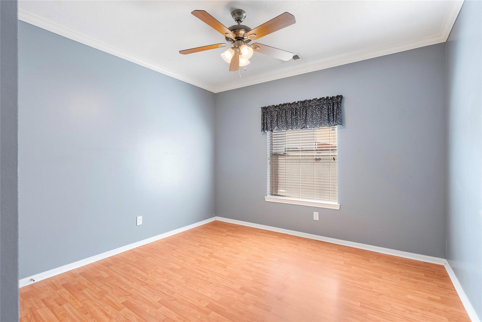 807 Presley Way, Sugar Land, TX 77479 The secondary bedrooms are ample sized!