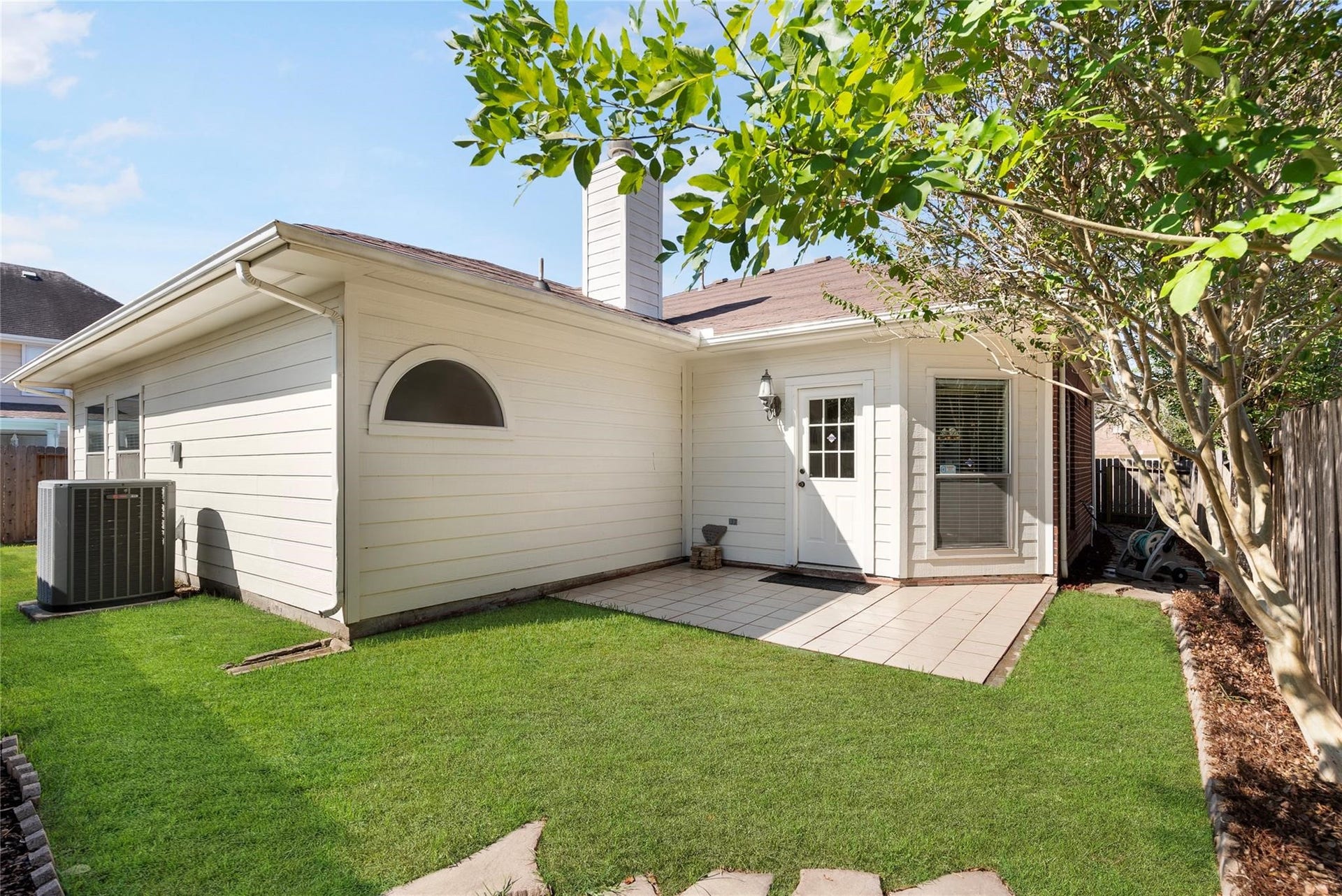 807 Presley Way, Sugar Land, TX 77479 Relax on your own private patio!