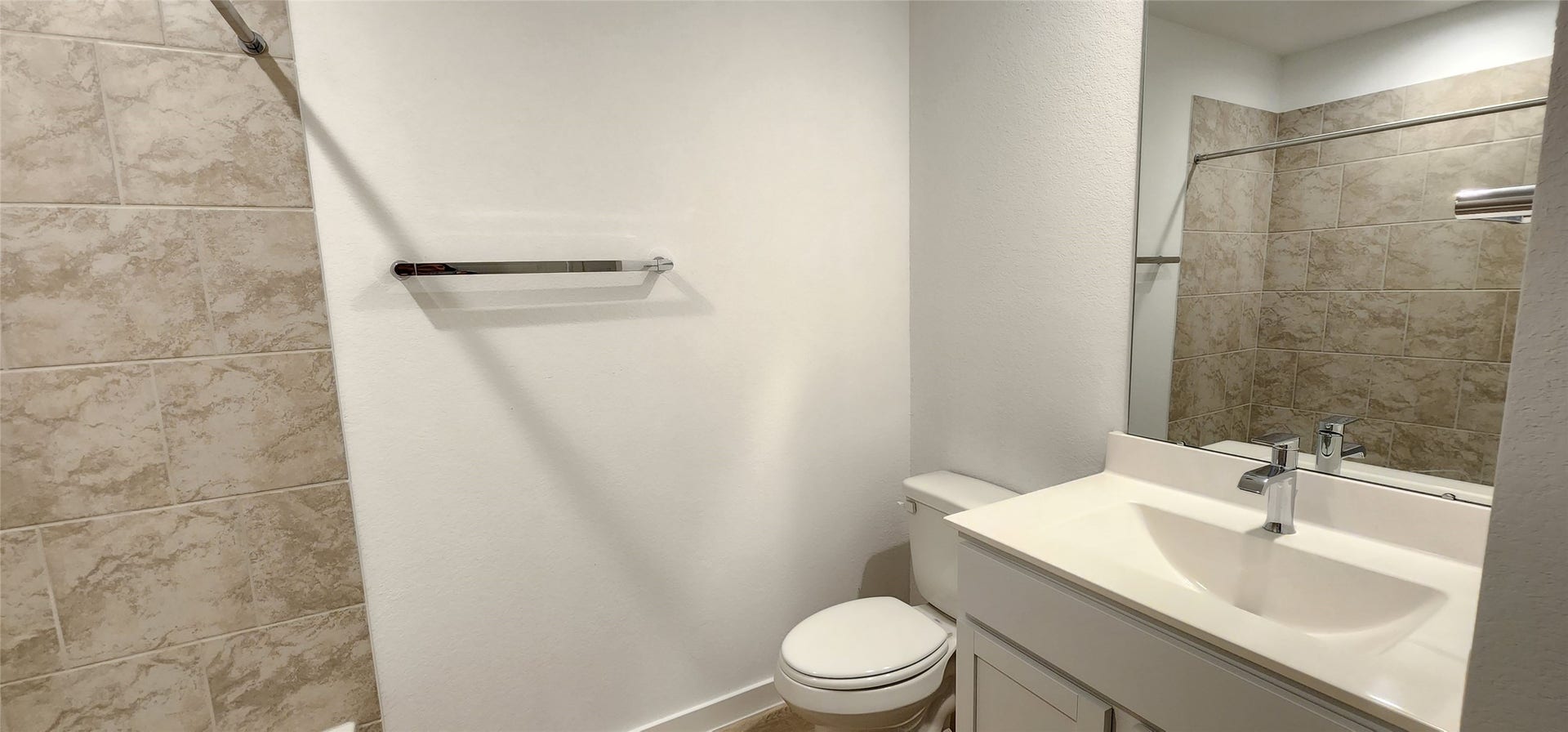 3318 Boothby Bay Lane, Fulshear, TX 77441 Hall Bathroom