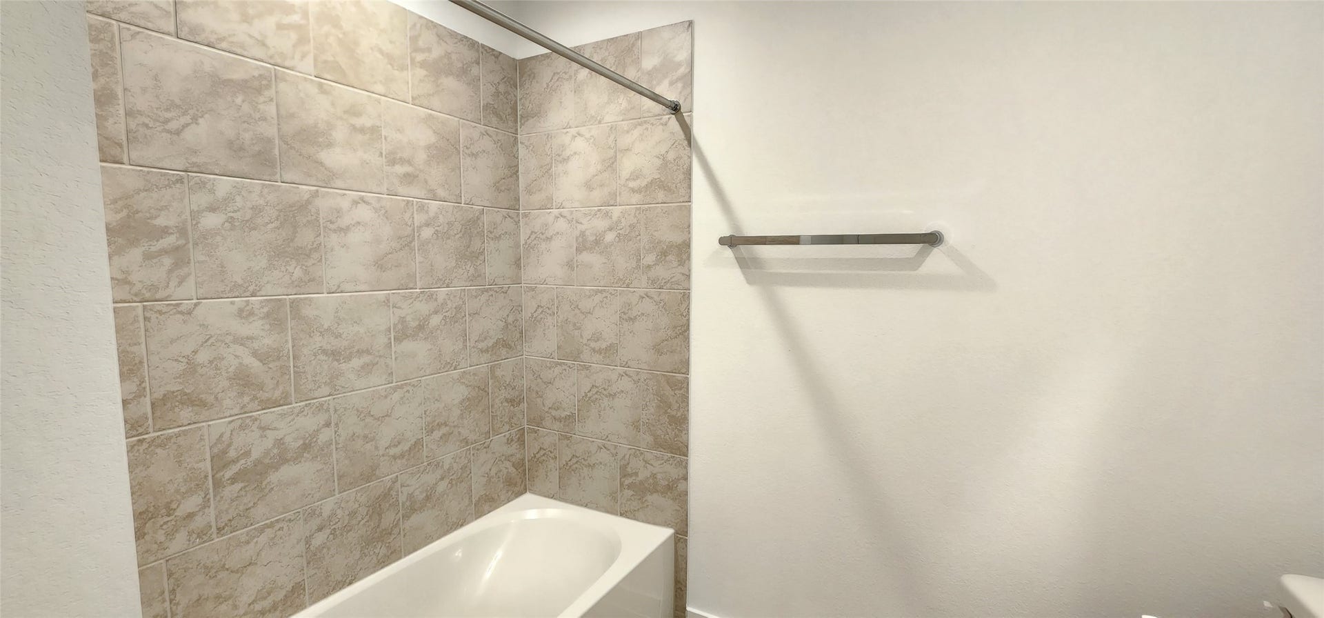 3318 Boothby Bay Lane, Fulshear, TX 77441 Hall bathroom