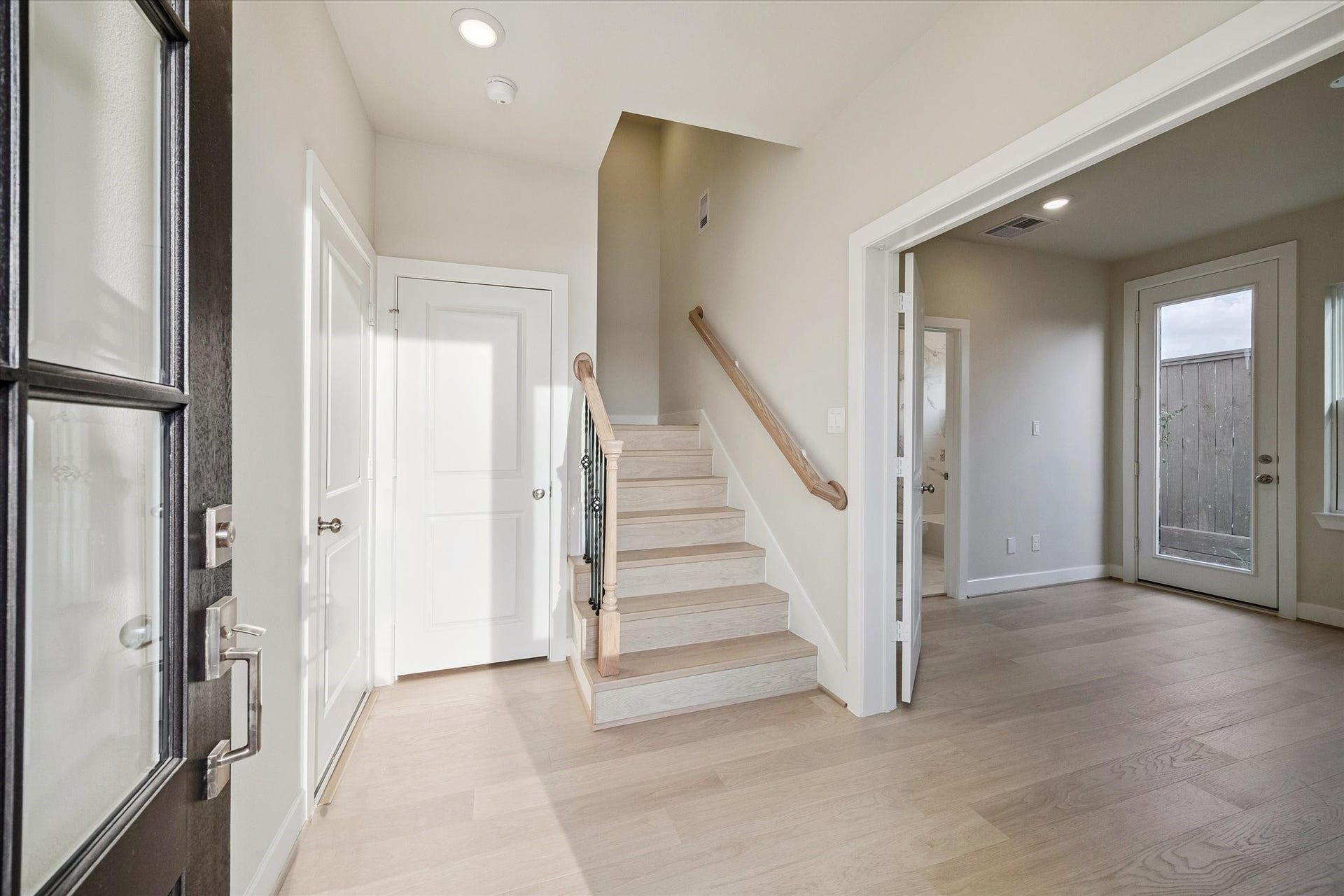 3119 Hicks Street, Houston, TX 77007 Welcome to 3119 Hicks Street! There's a coat closet in the foyer and to the right is the first secondary bedroom with it's own bathroom.