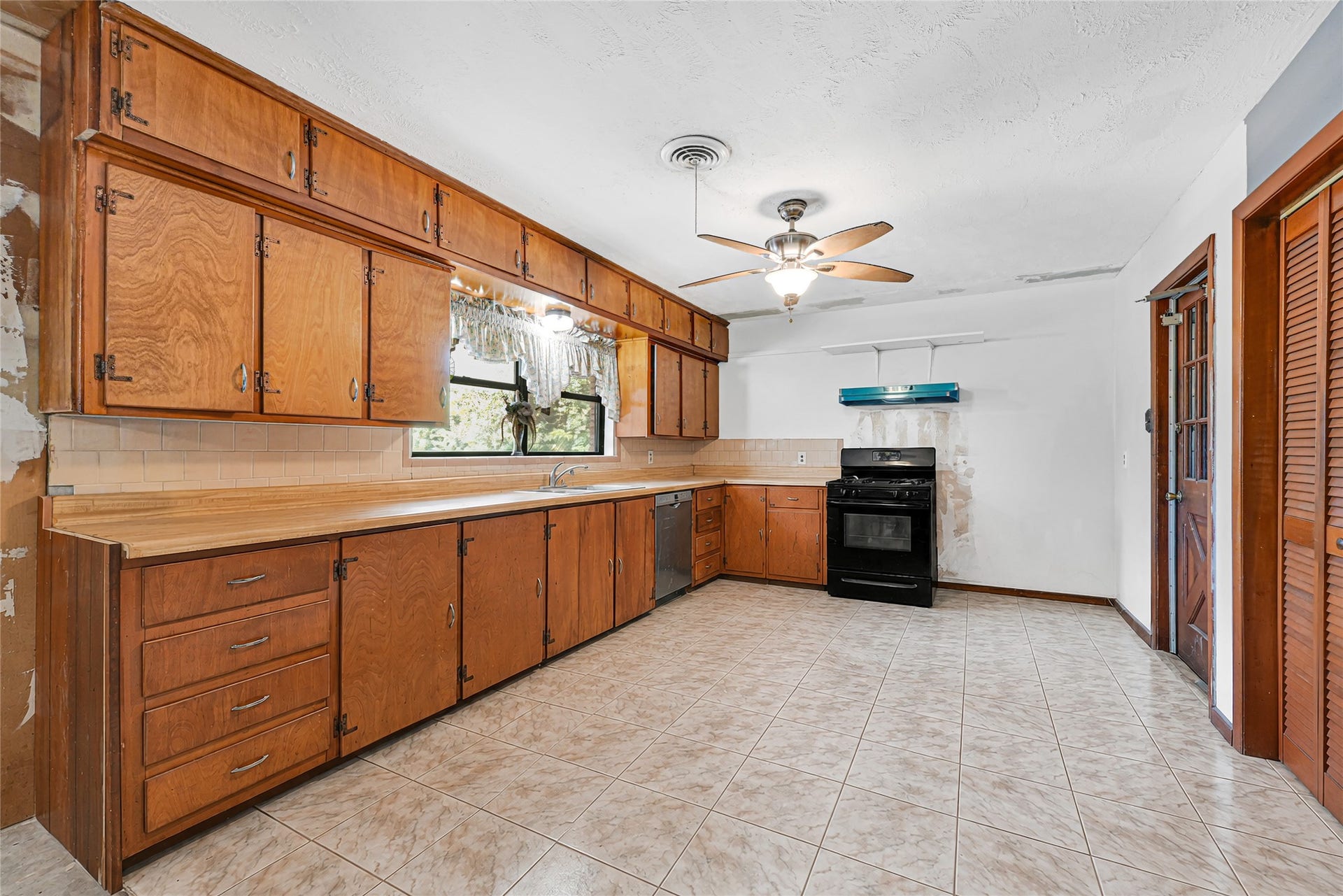 709 Queens Road, Pasadena, TX 77502 709 Queens Road, Pasadena, TX 77502